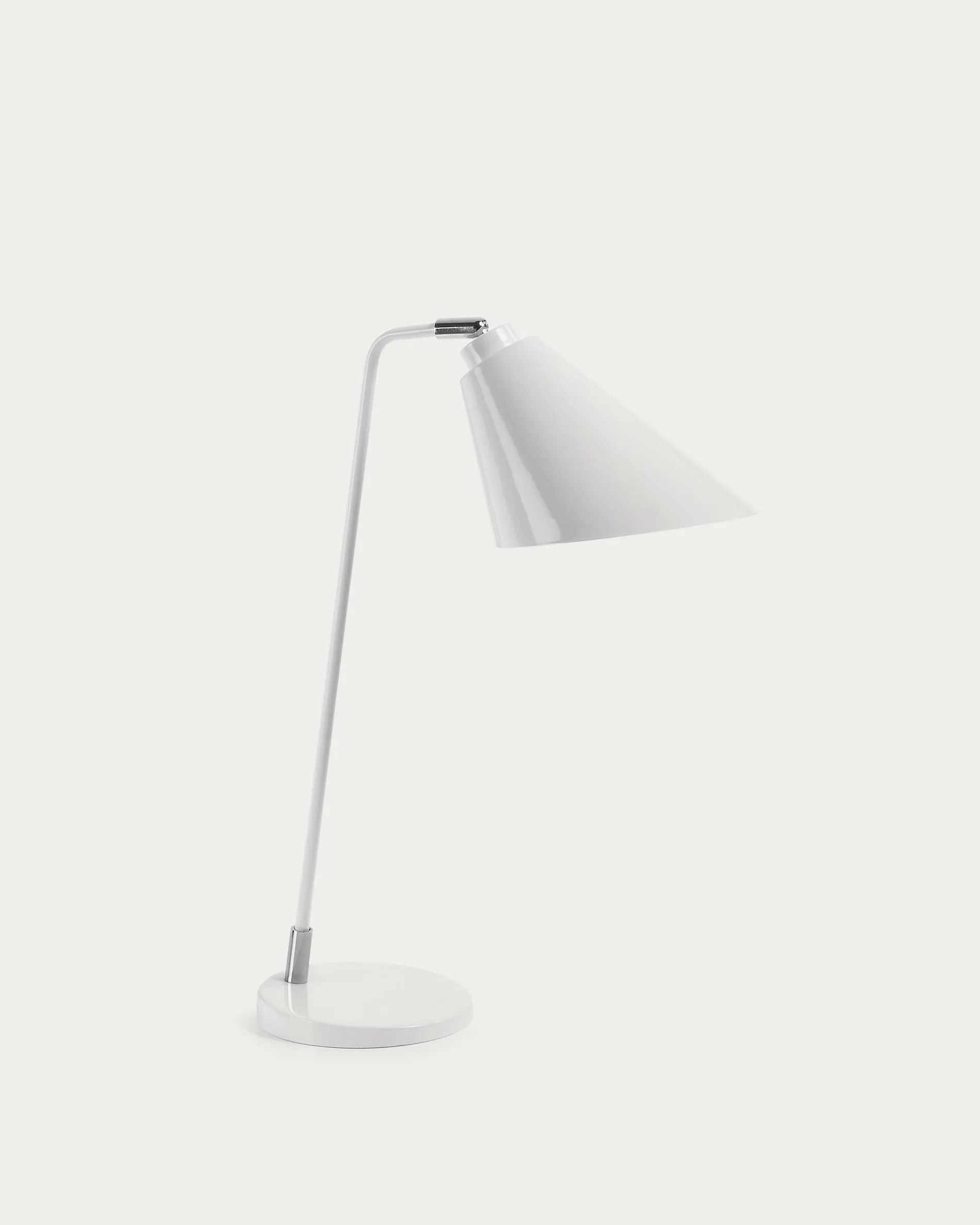 Elegante Tipir Tischlampe in Weiß von Kave Home: Flexibles Design, ideal für Schreibtisch oder Nachttisch, E14 Glühlampe.