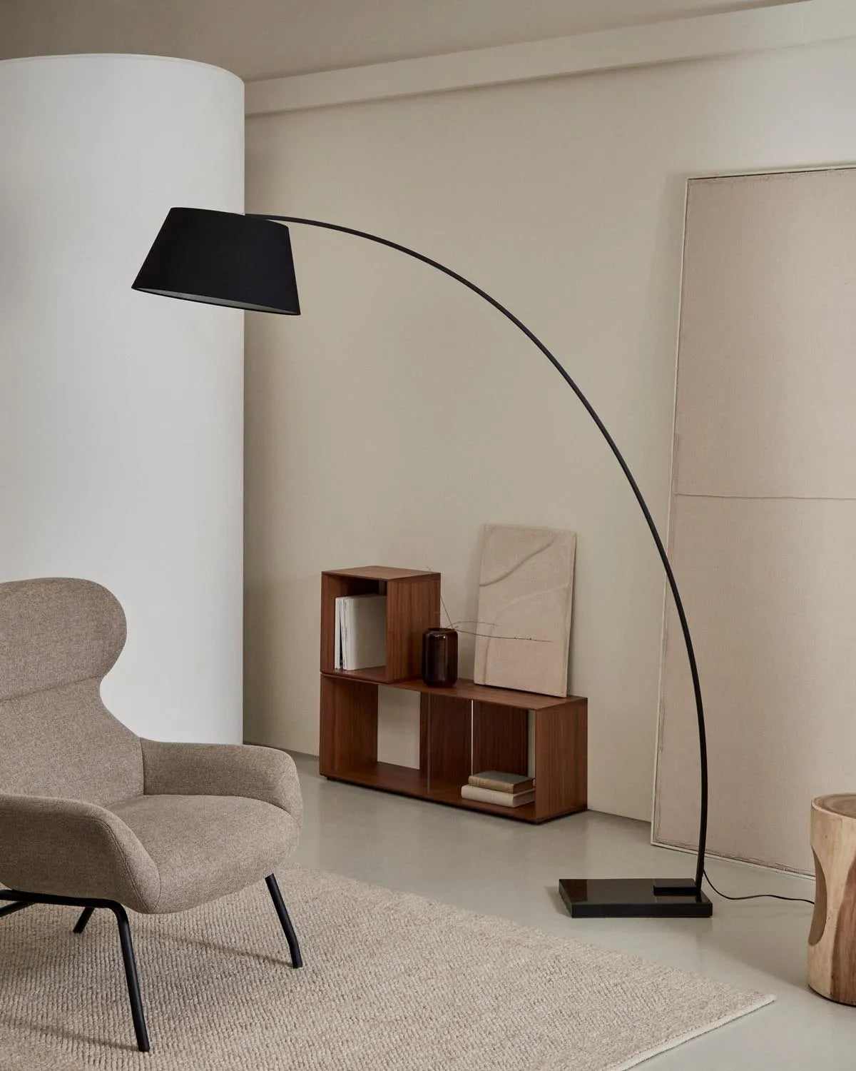 Moderne Juhe Stehlampe in Schwarz von Kave Home für stilvolle Räume.