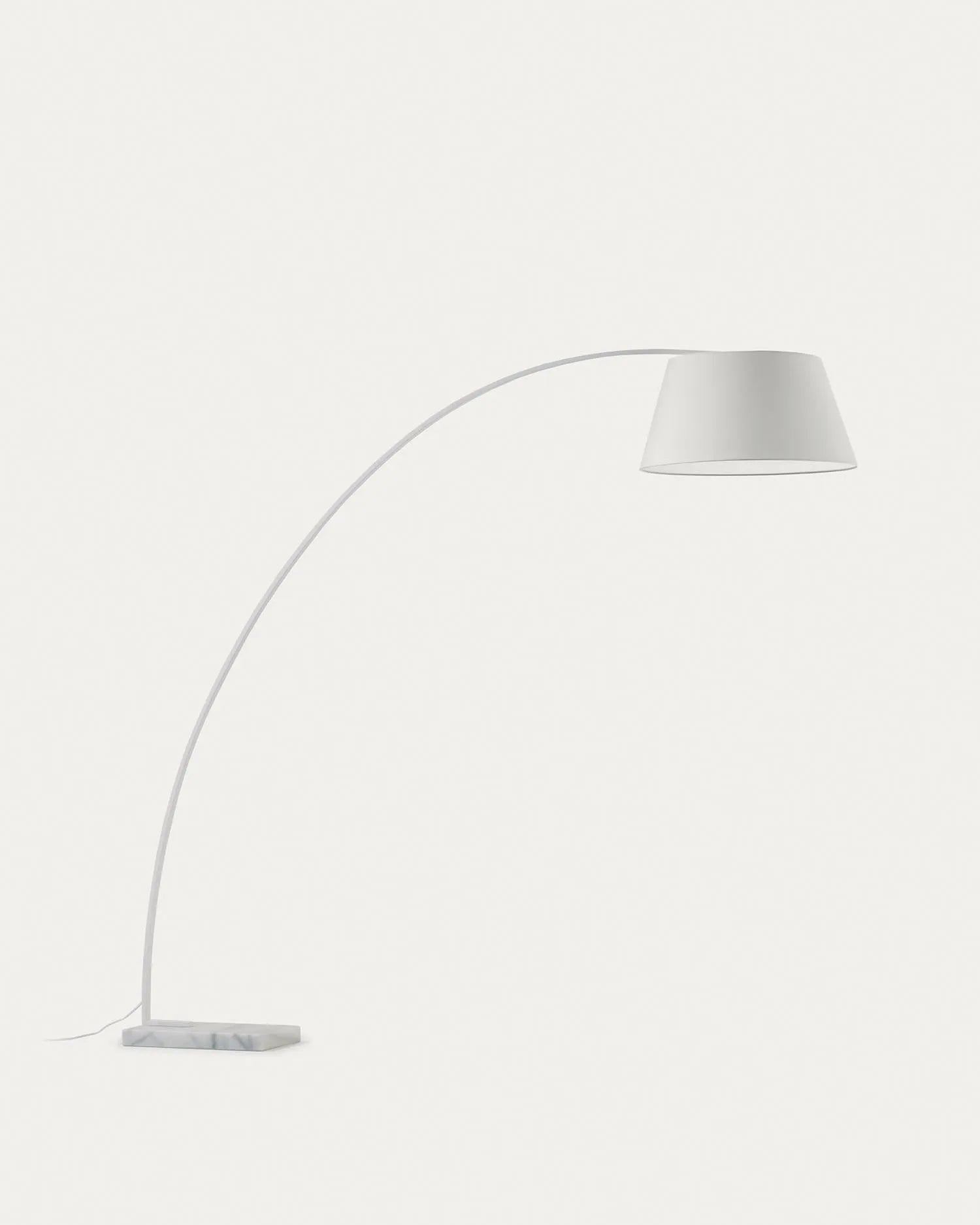 Die Juhe Stehlampe von Kave Home: Eleganz trifft auf minimalistisches Design. Weißer Stoffschirm, robustes Metallgestell, edler Marmorsockel.