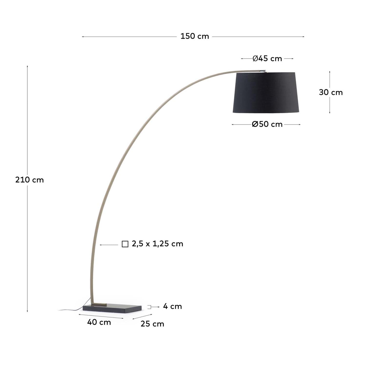 Stehlampe Juhe aus goldenem Metall und schwarzem Marmor in Schwarz, Gold präsentiert im Onlineshop von KAQTU Design AG. Stehleuchte ist von Kave Home