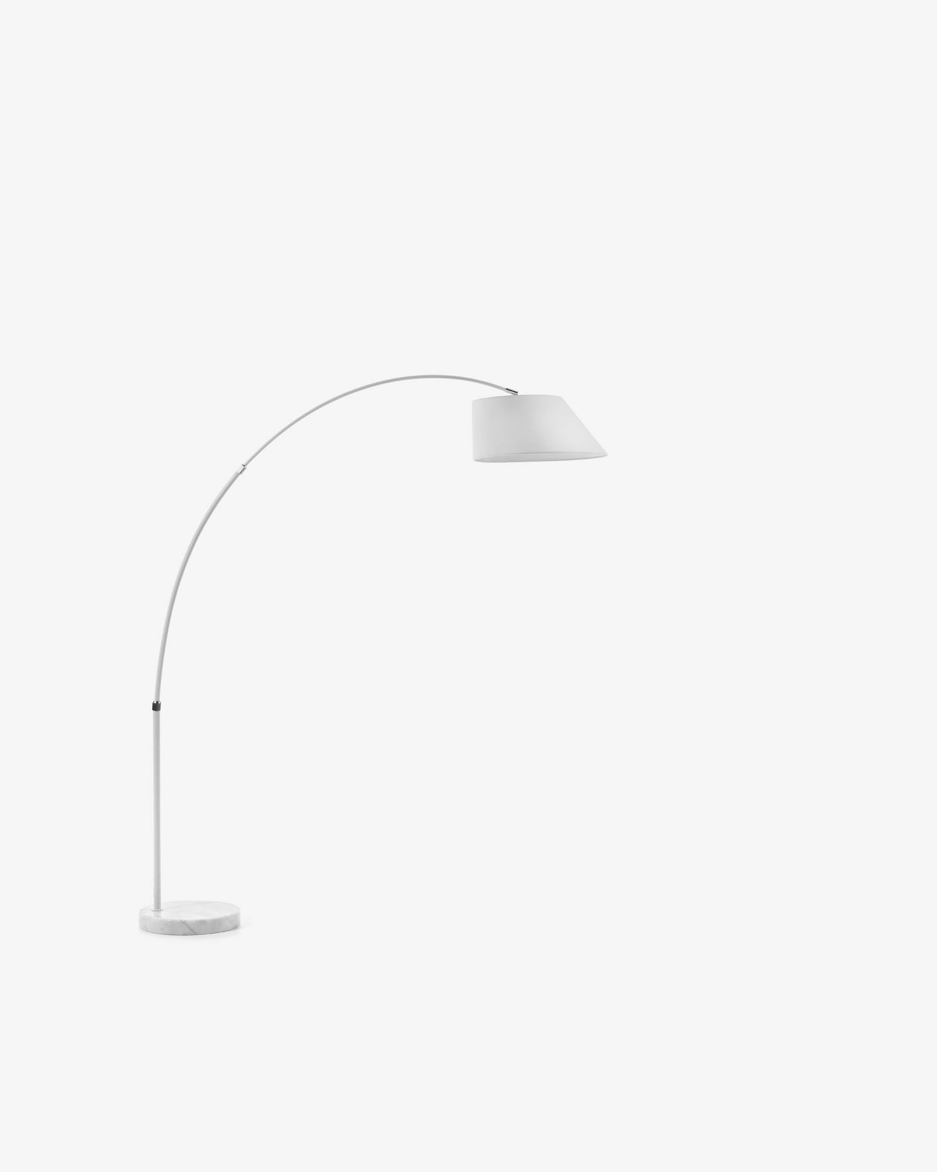 May Stehlampe, weiss in Weiß präsentiert im Onlineshop von KAQTU Design AG. Stehleuchte ist von Kave Home