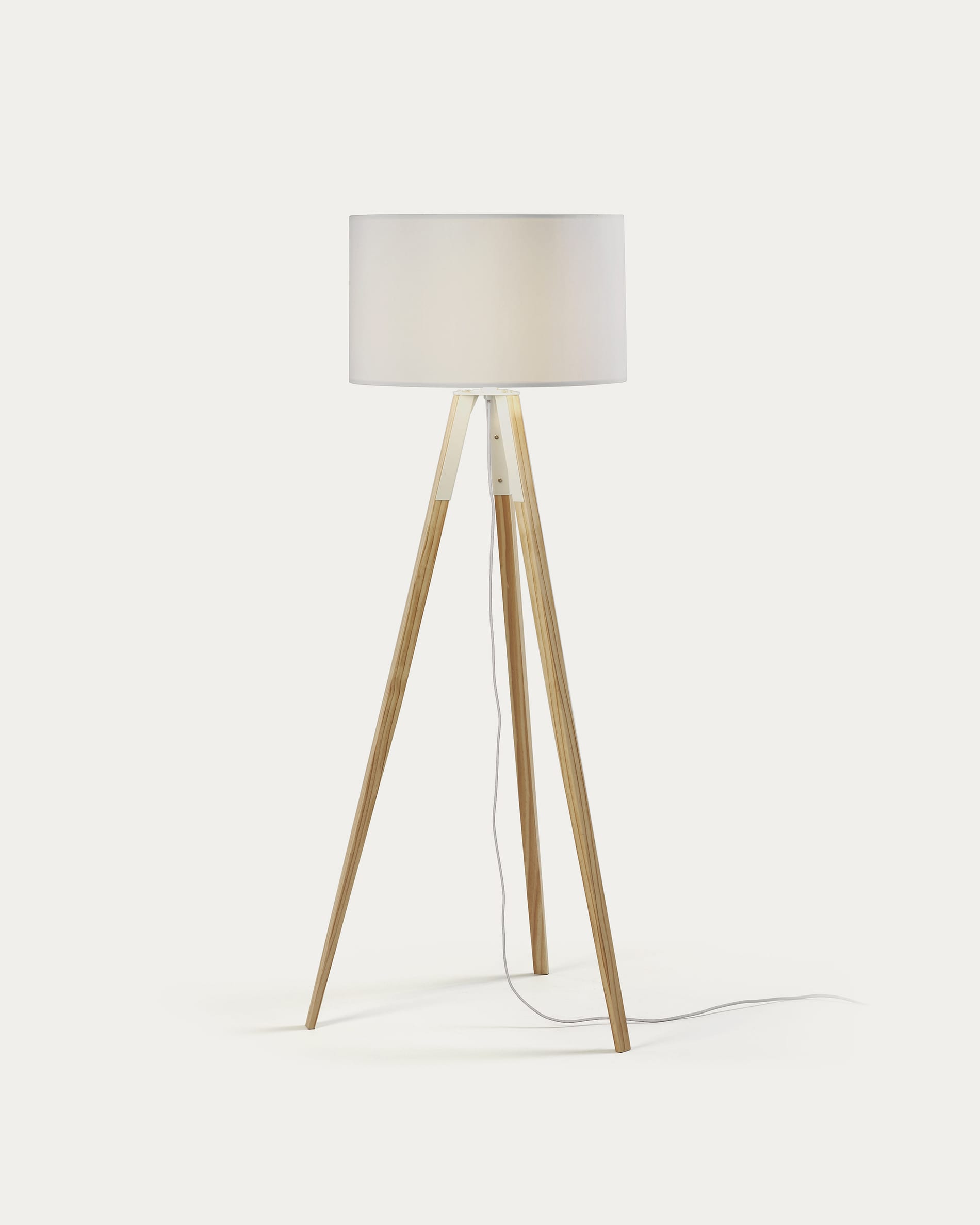 Iguazu Stehlampe, Holz, weiss in Weiß präsentiert im Onlineshop von KAQTU Design AG. Stehleuchte ist von Kave Home