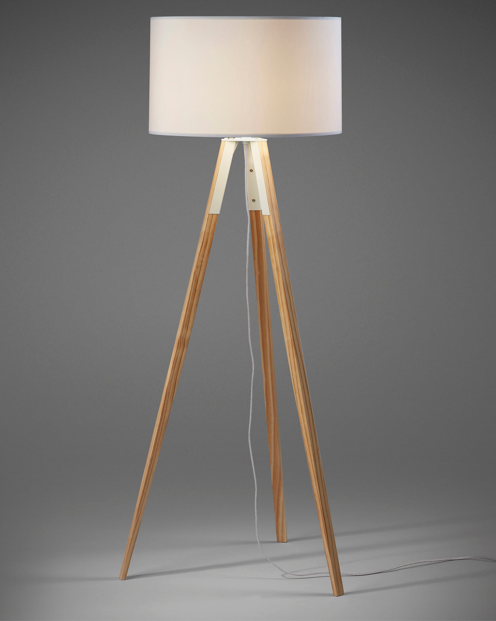 Iguazu Stehlampe, Holz, weiss in Weiß präsentiert im Onlineshop von KAQTU Design AG. Stehleuchte ist von Kave Home