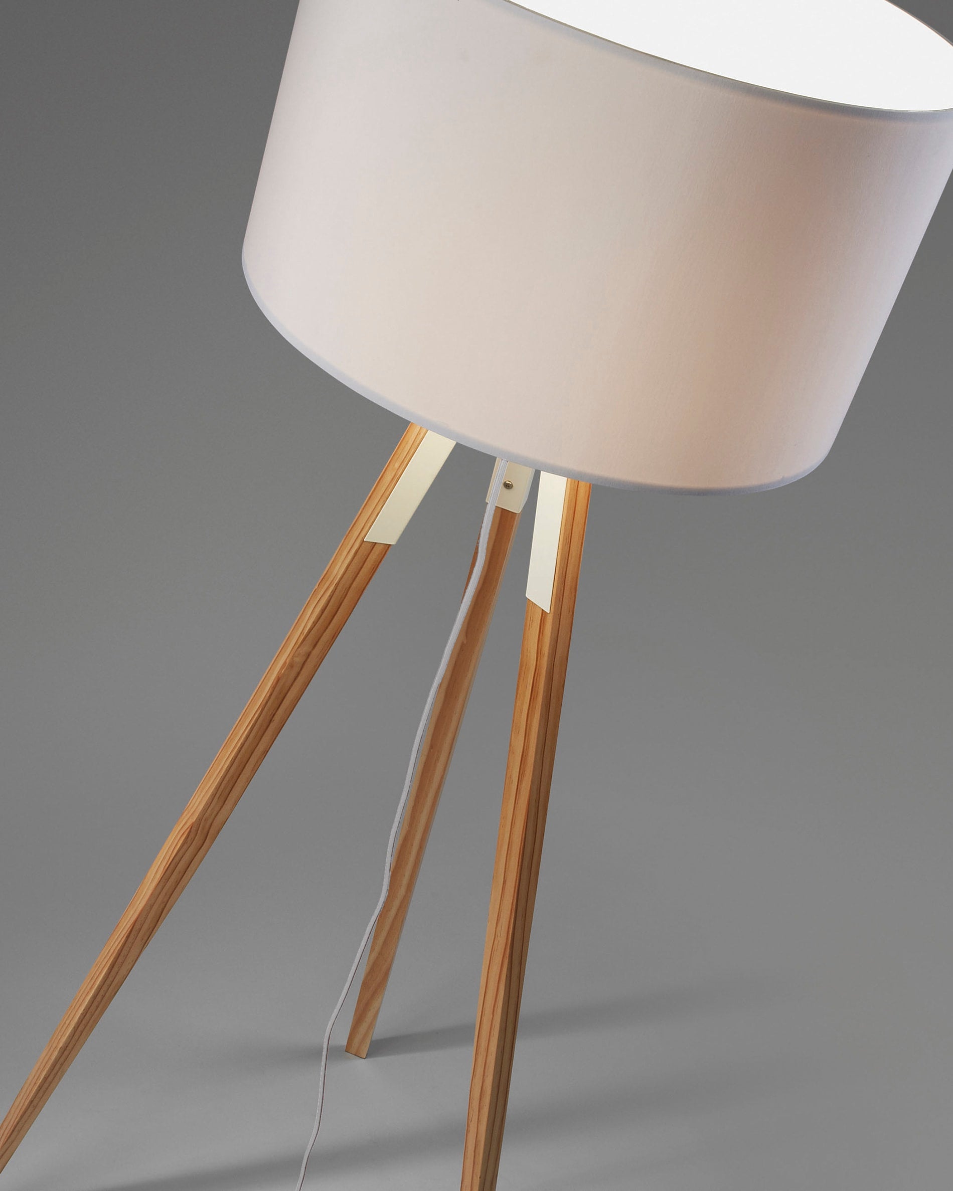 Iguazu Stehlampe, Holz, weiss in Weiß präsentiert im Onlineshop von KAQTU Design AG. Stehleuchte ist von Kave Home