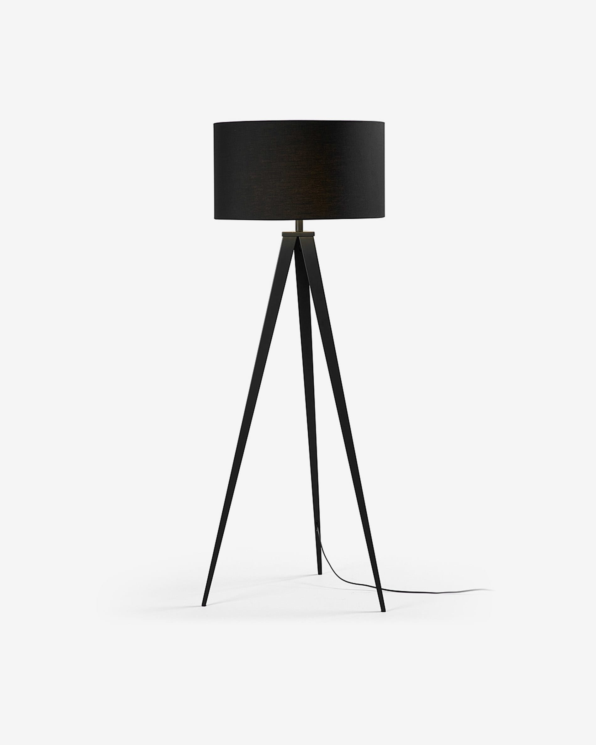 Iguazu Stehlampe, schwarz in Schwarz präsentiert im Onlineshop von KAQTU Design AG. Stehleuchte ist von Kave Home