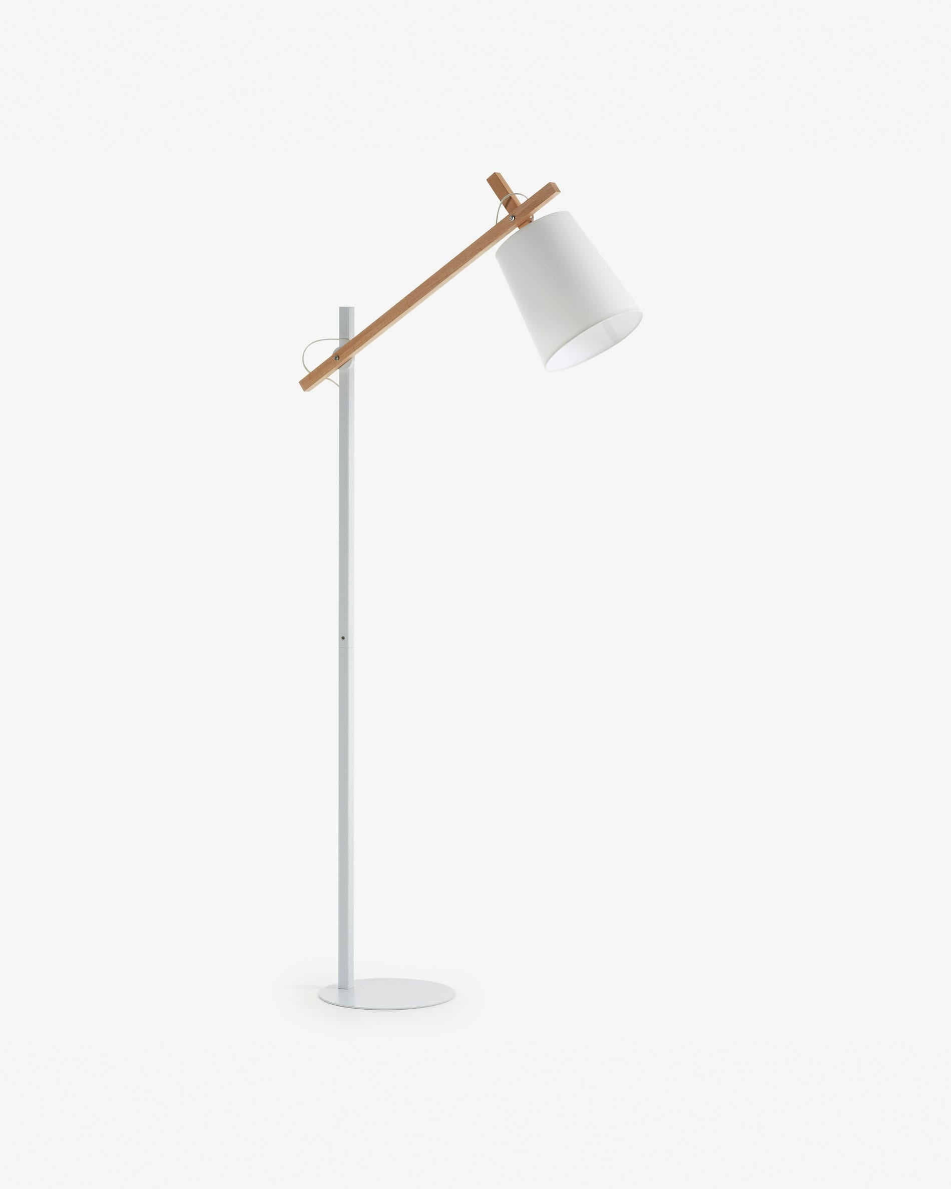 Kosta Stehlampe, weiss in Weiß präsentiert im Onlineshop von KAQTU Design AG. Stehleuchte ist von Kave Home