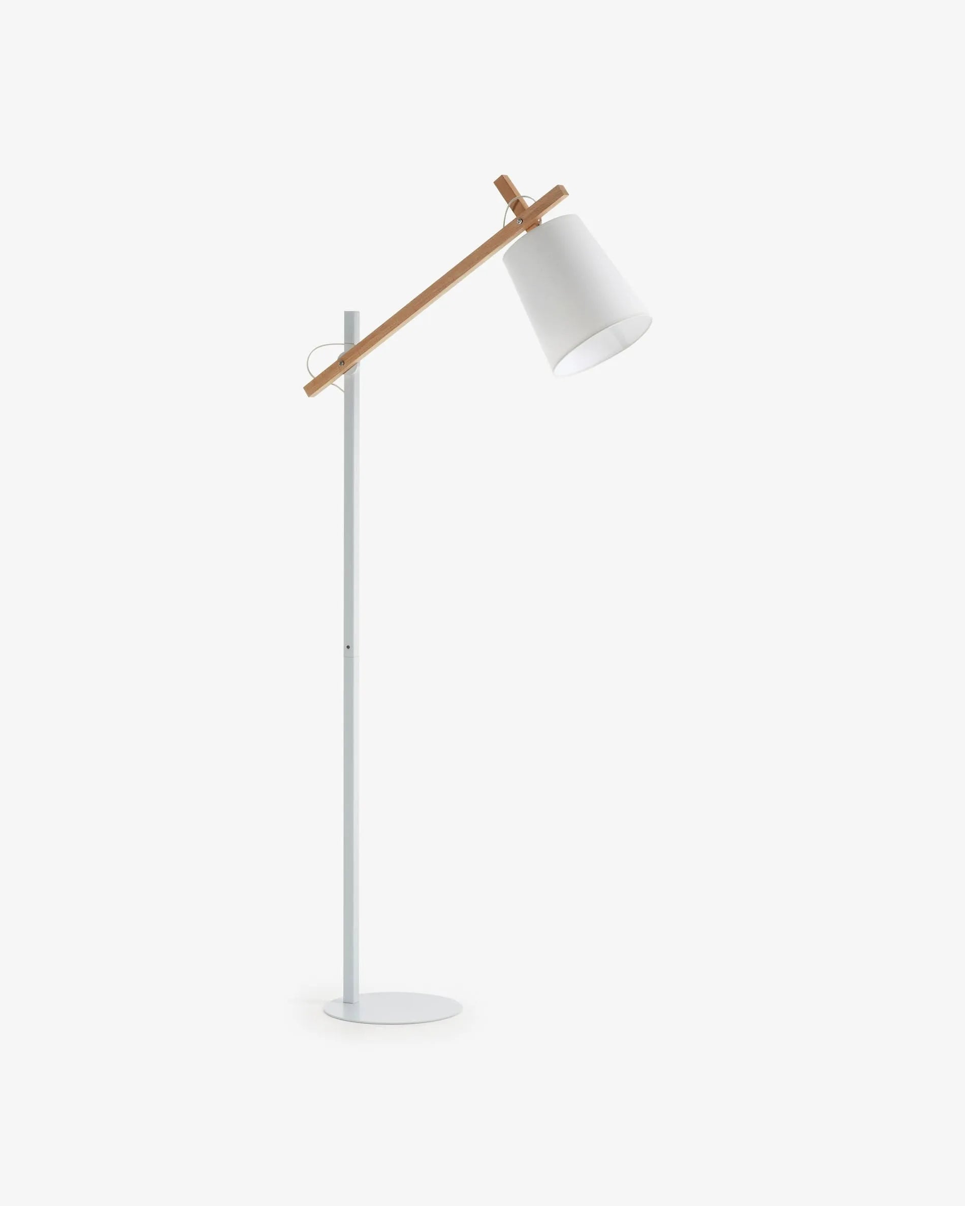 Elegante weiße Kosta Stehlampe mit Baumwollschirm, Holz-Metall-Sockel, ideal für Wohn- und Schlafzimmer.