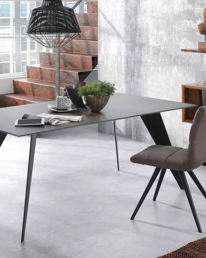 Die Offelis Wandleuchte von Kave Home besticht durch ihr minimalistisches Design und die schwarze Metalloptik, ideal für moderne Räume.