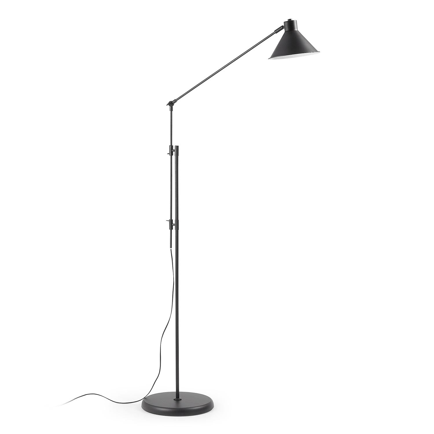 Dione Stehlampe in Schwarz präsentiert im Onlineshop von KAQTU Design AG. Stehleuchte ist von Kave Home