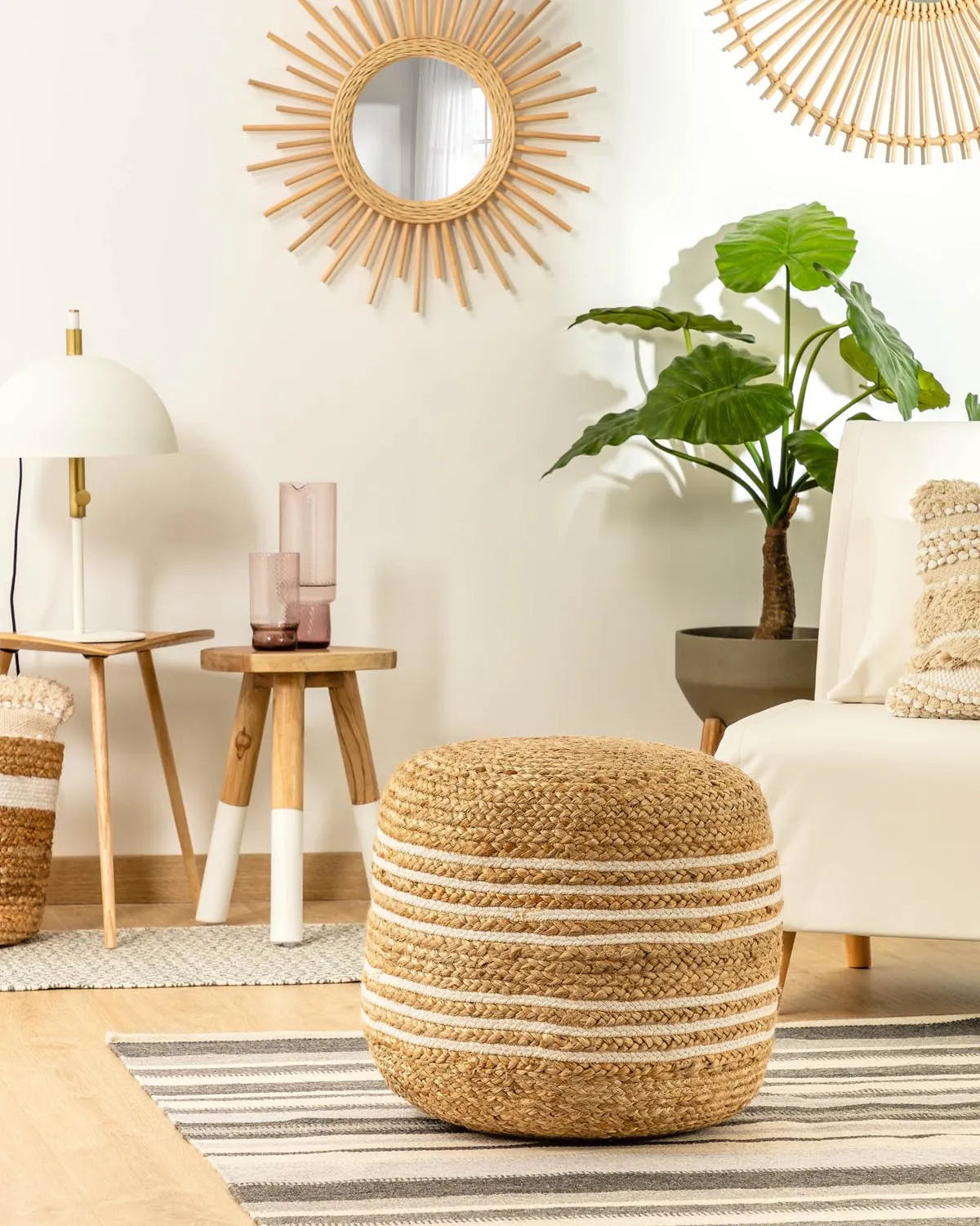 Eleganter Saht Pouf Ø 45 cm von Kave Home: Naturweiß, aus Jute und EPS, perfekt für stilvolle Wohn- und Kinderzimmer.