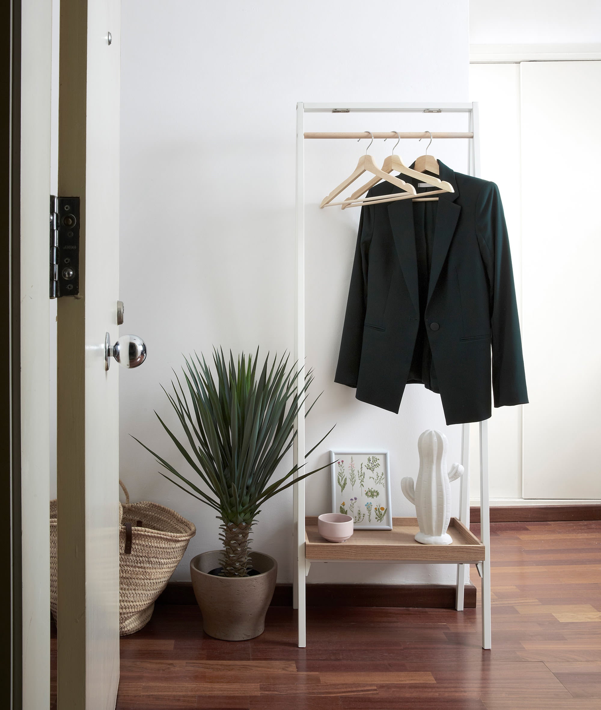 Benny Garderobe 55 x 160 cm in Weiß präsentiert im Onlineshop von KAQTU Design AG. Garderobe ist von Kave Home