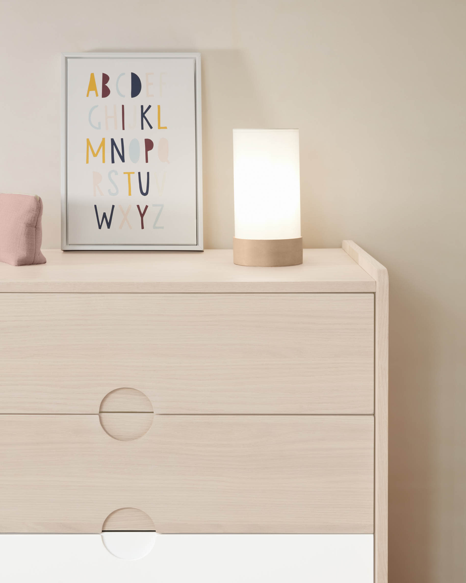 Slat Tischlampe in Weiß präsentiert im Onlineshop von KAQTU Design AG. Tischleuchte ist von Kave Home