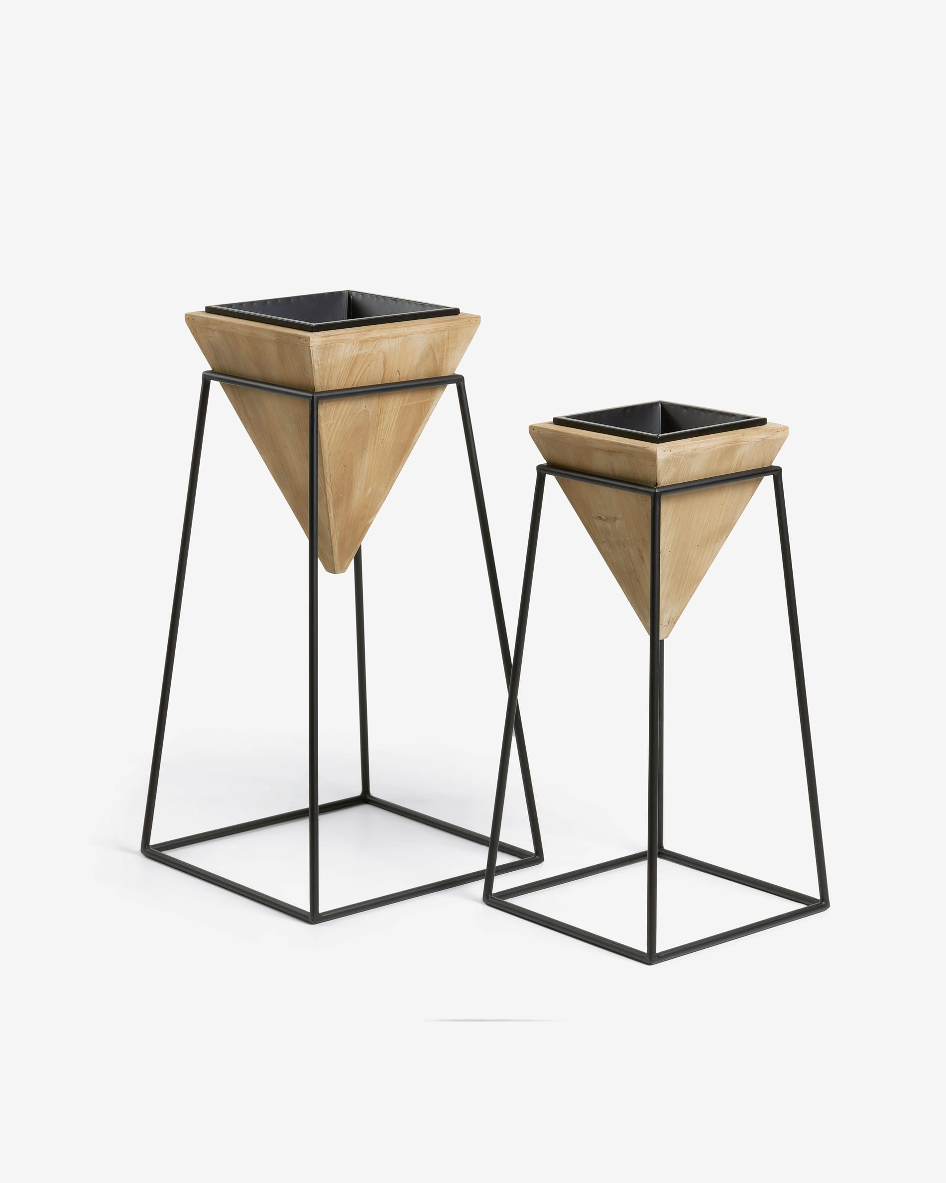 Stared Topf in Schwarz präsentiert im Onlineshop von KAQTU Design AG. Blumentopf ist von Kave Home