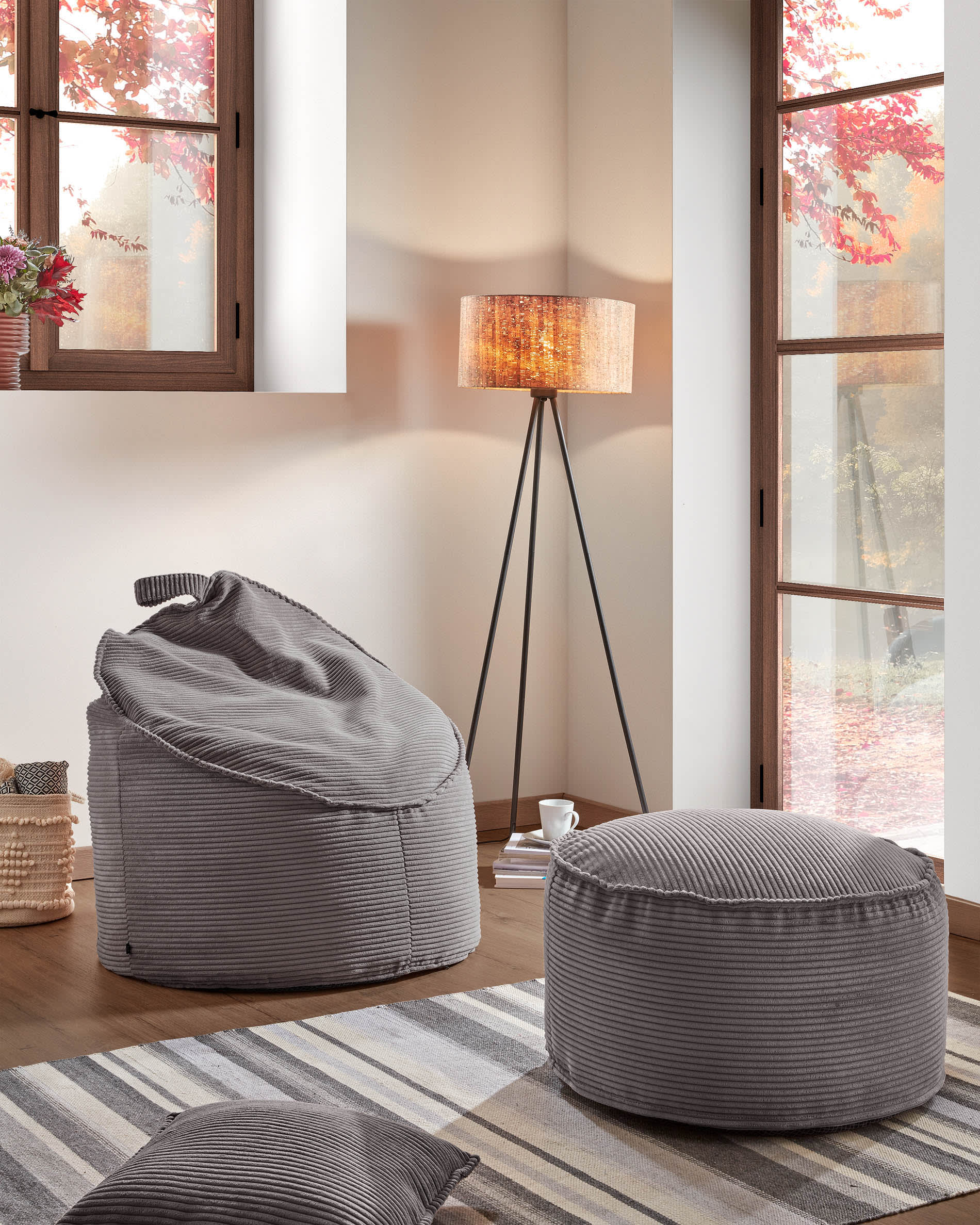 Wilma Pouf breiter Cord grau Ø 80 cm in Grau präsentiert im Onlineshop von KAQTU Design AG. Pouf ist von Kave Home