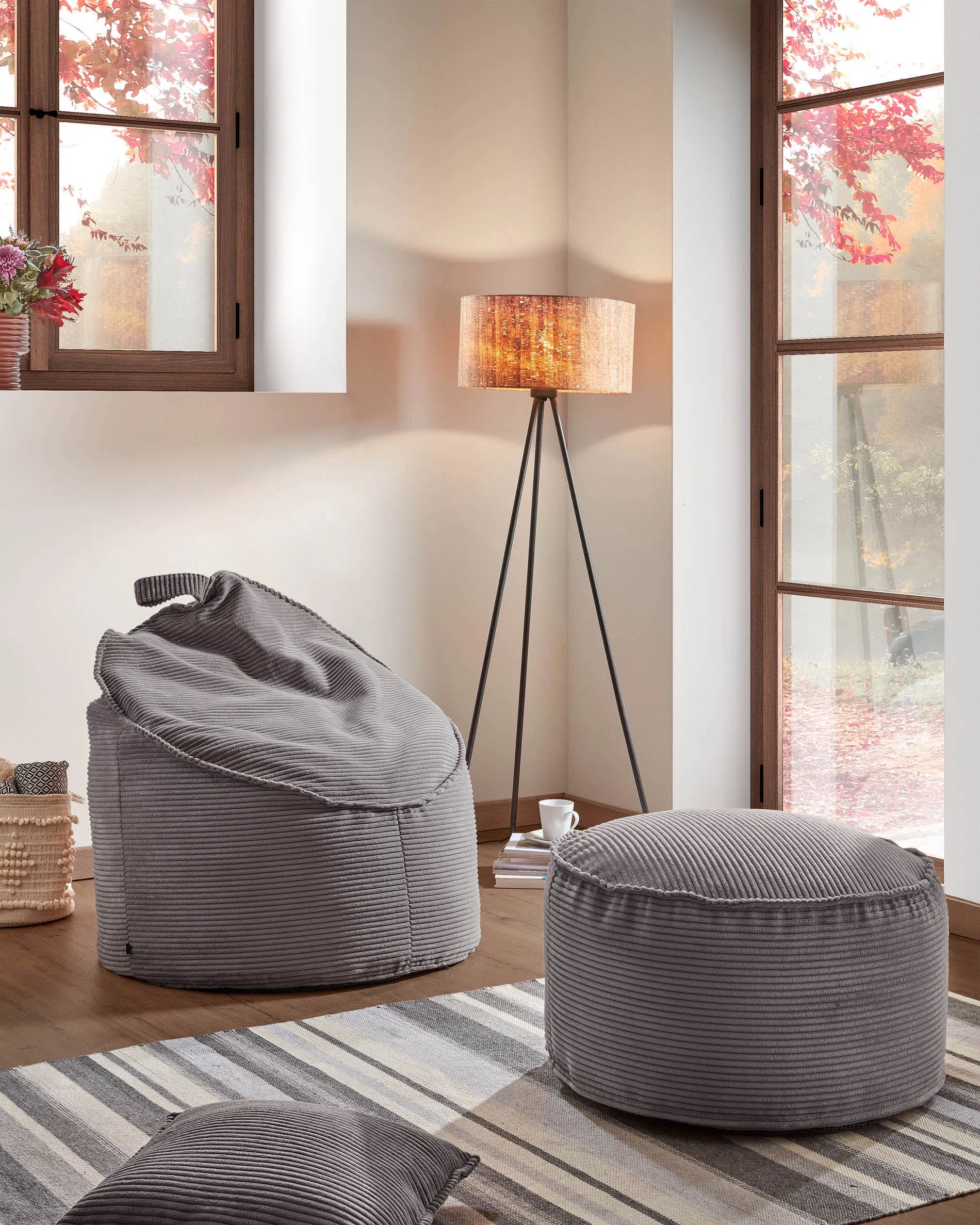 Der Wilma Pouf in grauem Cordstoff ist ein stilvoller, vielseitiger Akzent für Ihr Zuhause, ideal als Sitzgelegenheit oder Fußablage.