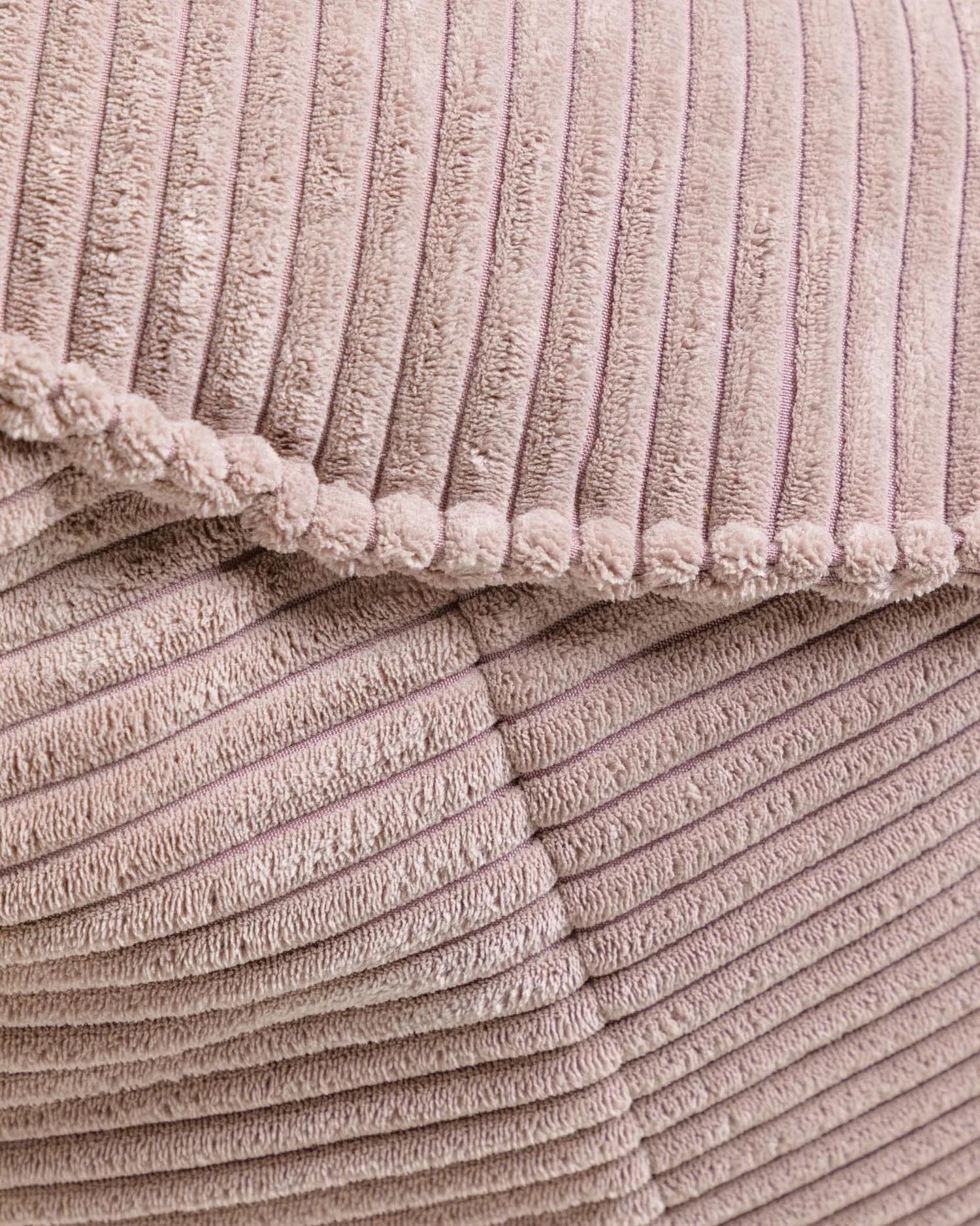 Der Wilma Pouf in rosa Cordstoff ist ein stilvoller, vielseitiger Akzent für Ihr Zuhause, ideal als Sitzgelegenheit oder Fußstütze.