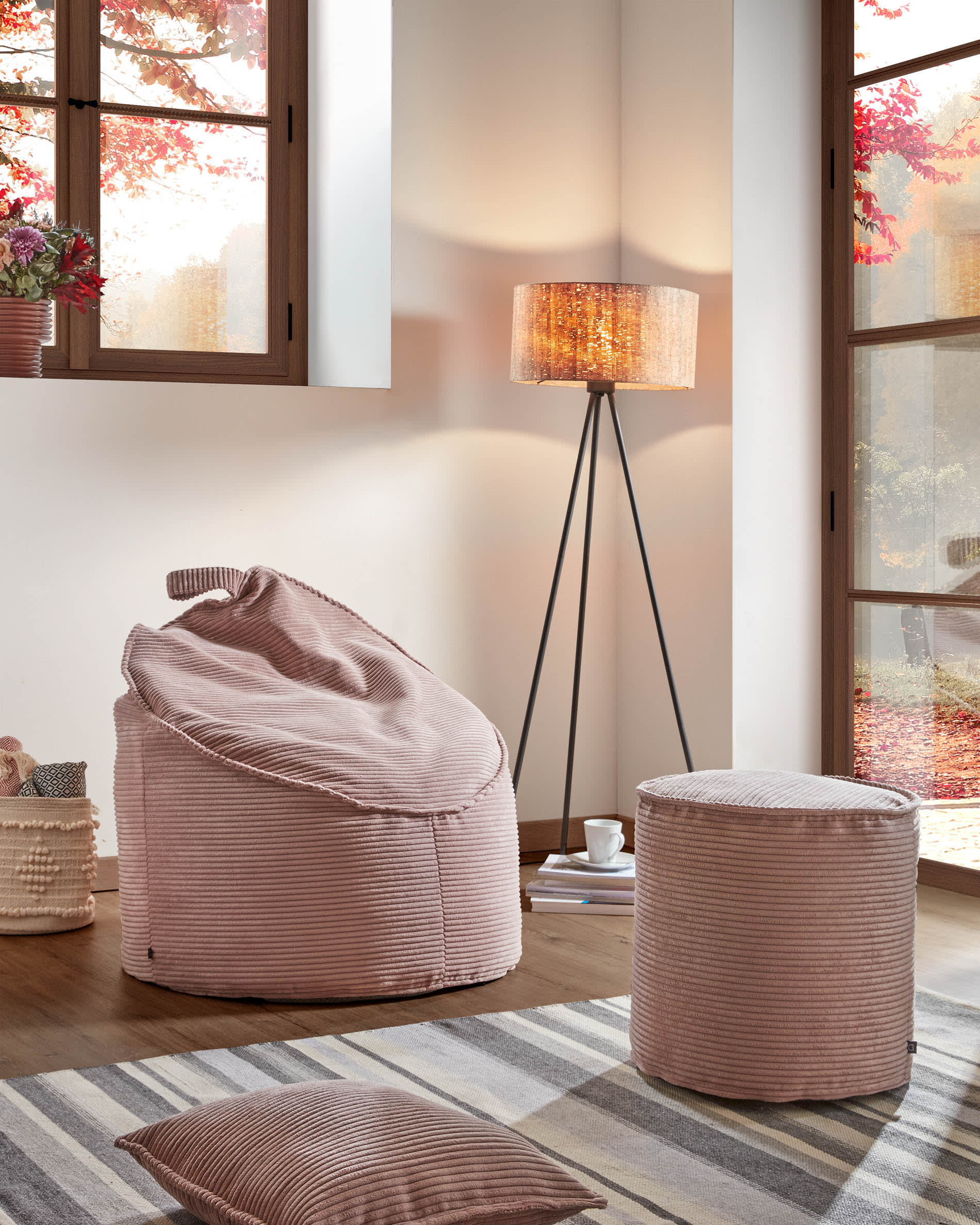 Wilma Pouf breiter Cord rosa Ø 80 cm in Rosa präsentiert im Onlineshop von KAQTU Design AG. Pouf ist von Kave Home