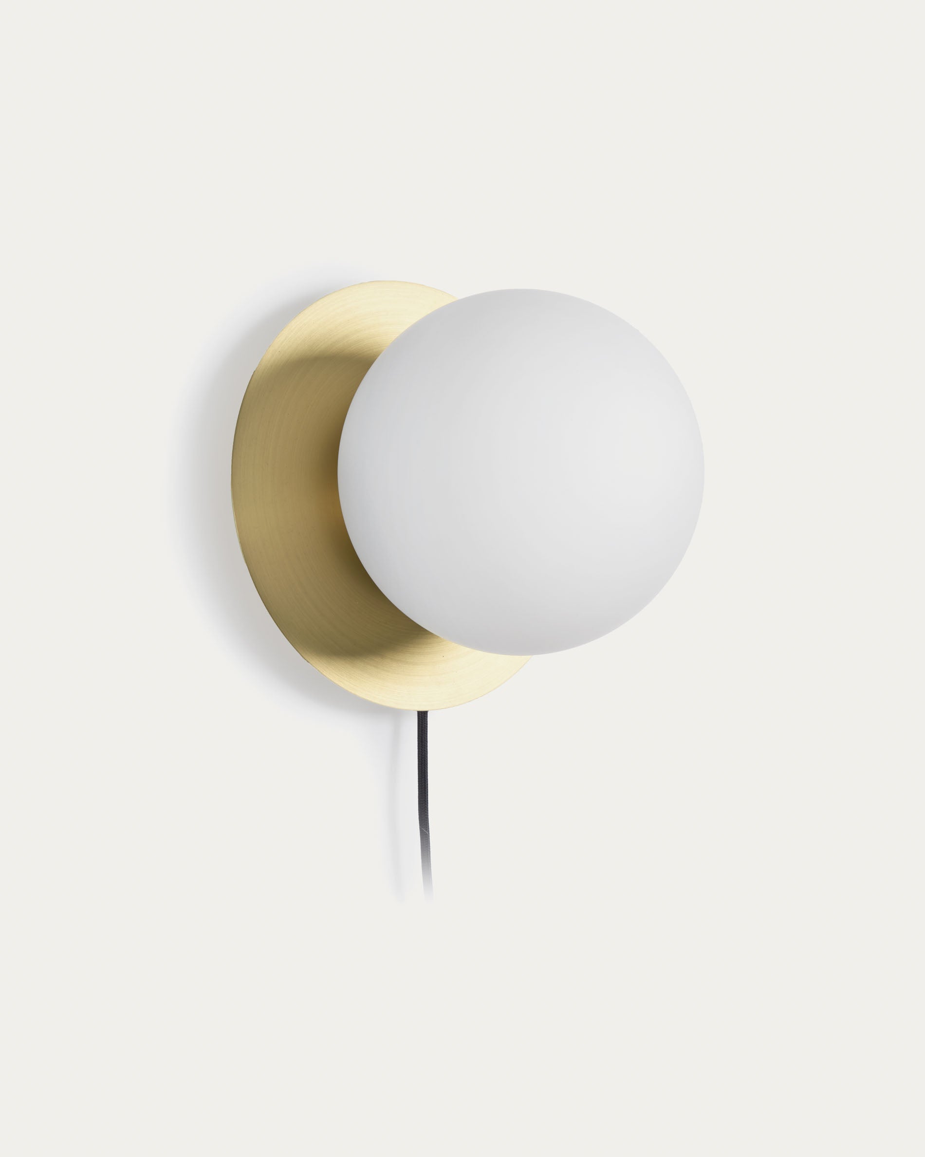 Manz Wandleuchte in Gold präsentiert im Onlineshop von KAQTU Design AG. Wandleuchte ist von Kave Home