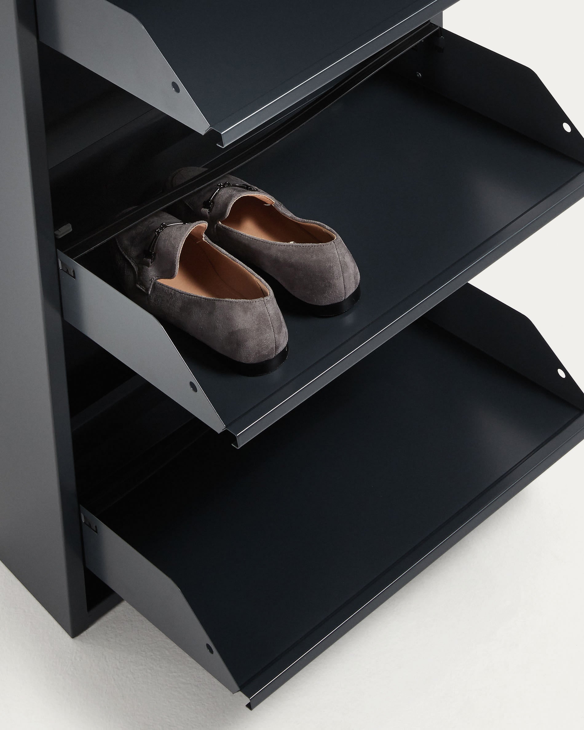 Schuhschrank Ode 50 x 168,5 cm 5 Türen dunkelgrau  in Schwarz präsentiert im Onlineshop von KAQTU Design AG. Schuhschrank ist von Kave Home