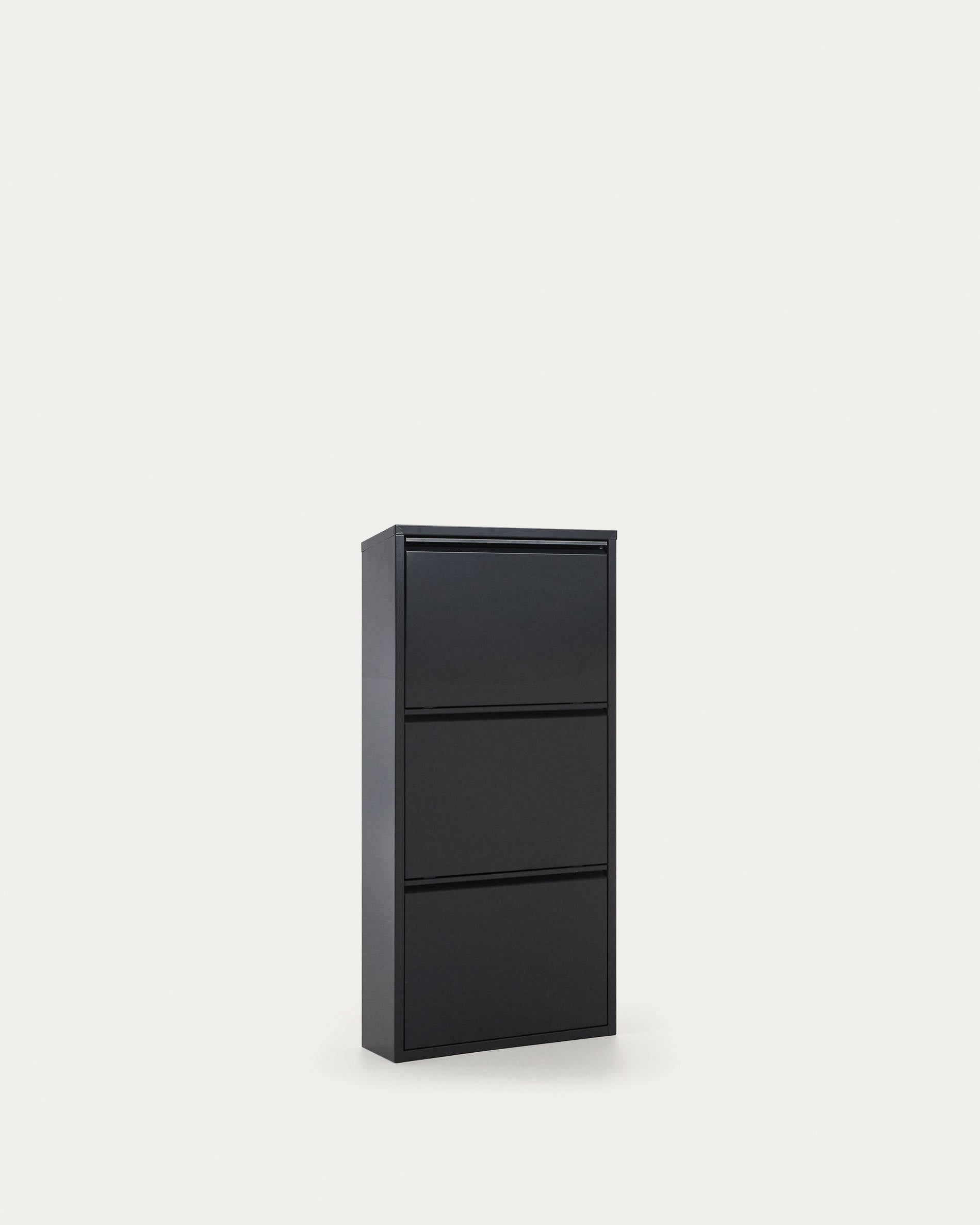 Schuhschrank Ode 50 x 103 cm 3 Türen dunkelgrau in Schwarz präsentiert im Onlineshop von KAQTU Design AG. Schuhschrank ist von Kave Home