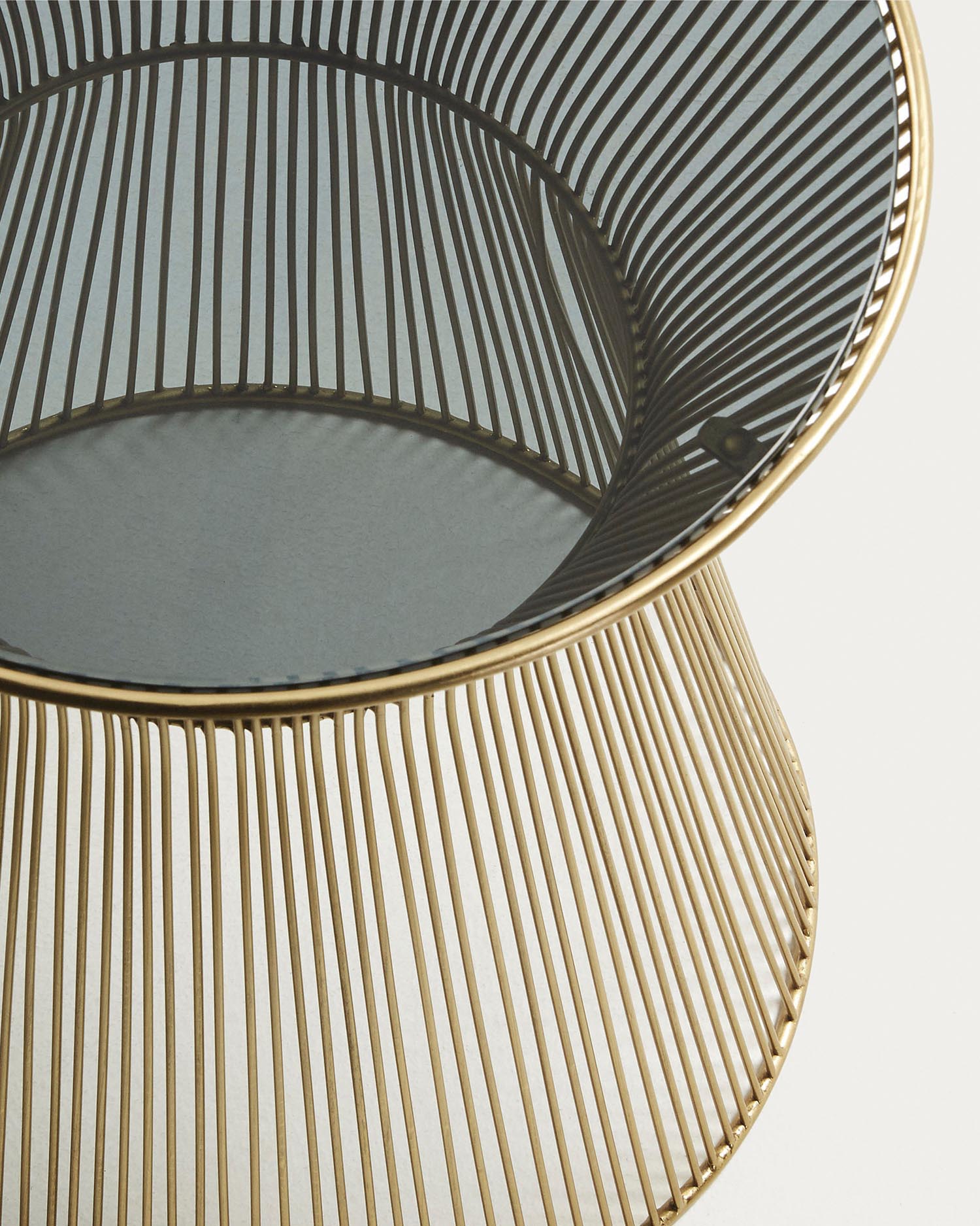 Jolene Beistelltisch Ø 40 cm in Gold präsentiert im Onlineshop von KAQTU Design AG. Beistelltisch ist von Kave Home