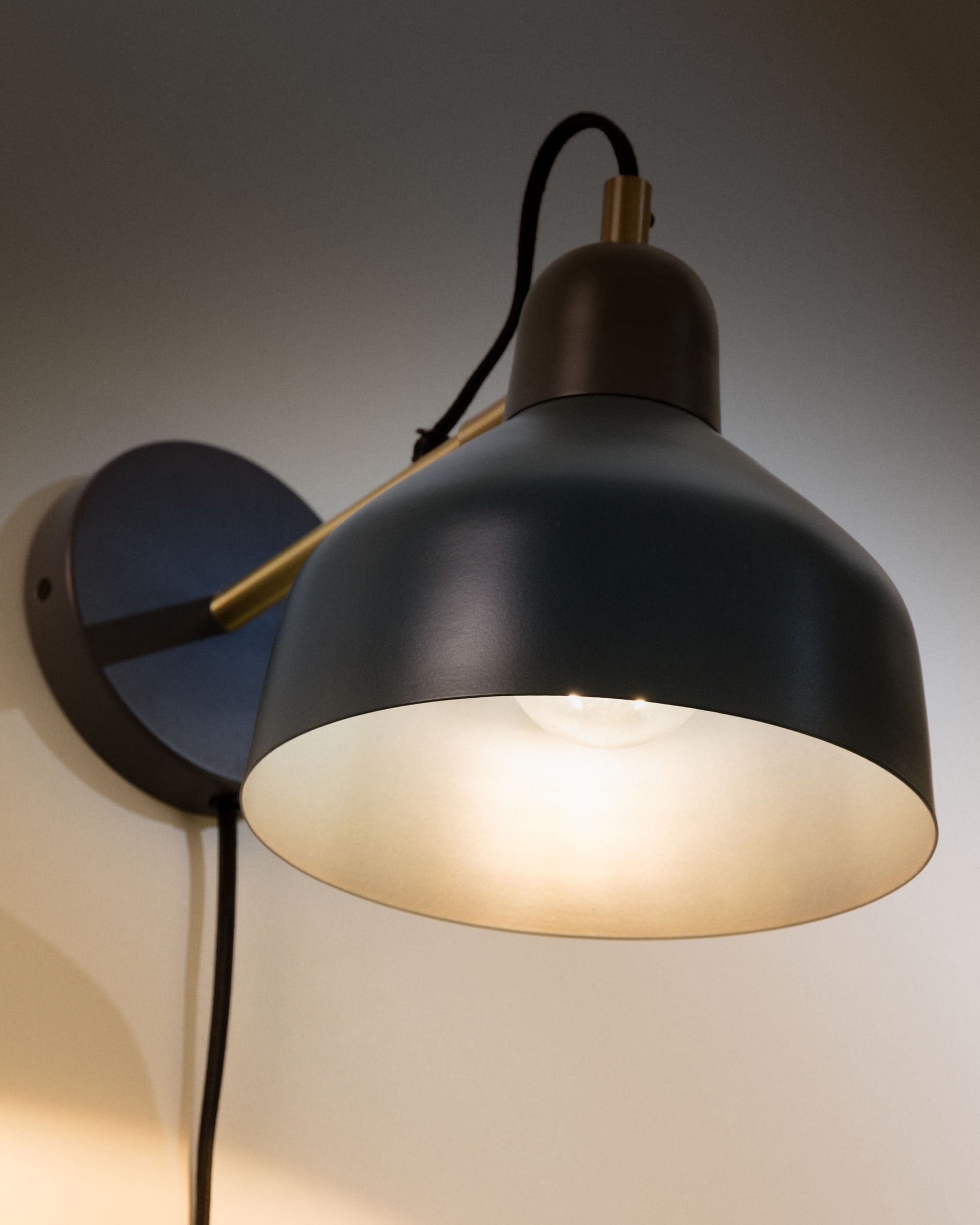 Olimpia Wandlampe in Blau präsentiert im Onlineshop von KAQTU Design AG. Wandleuchte ist von Kave Home