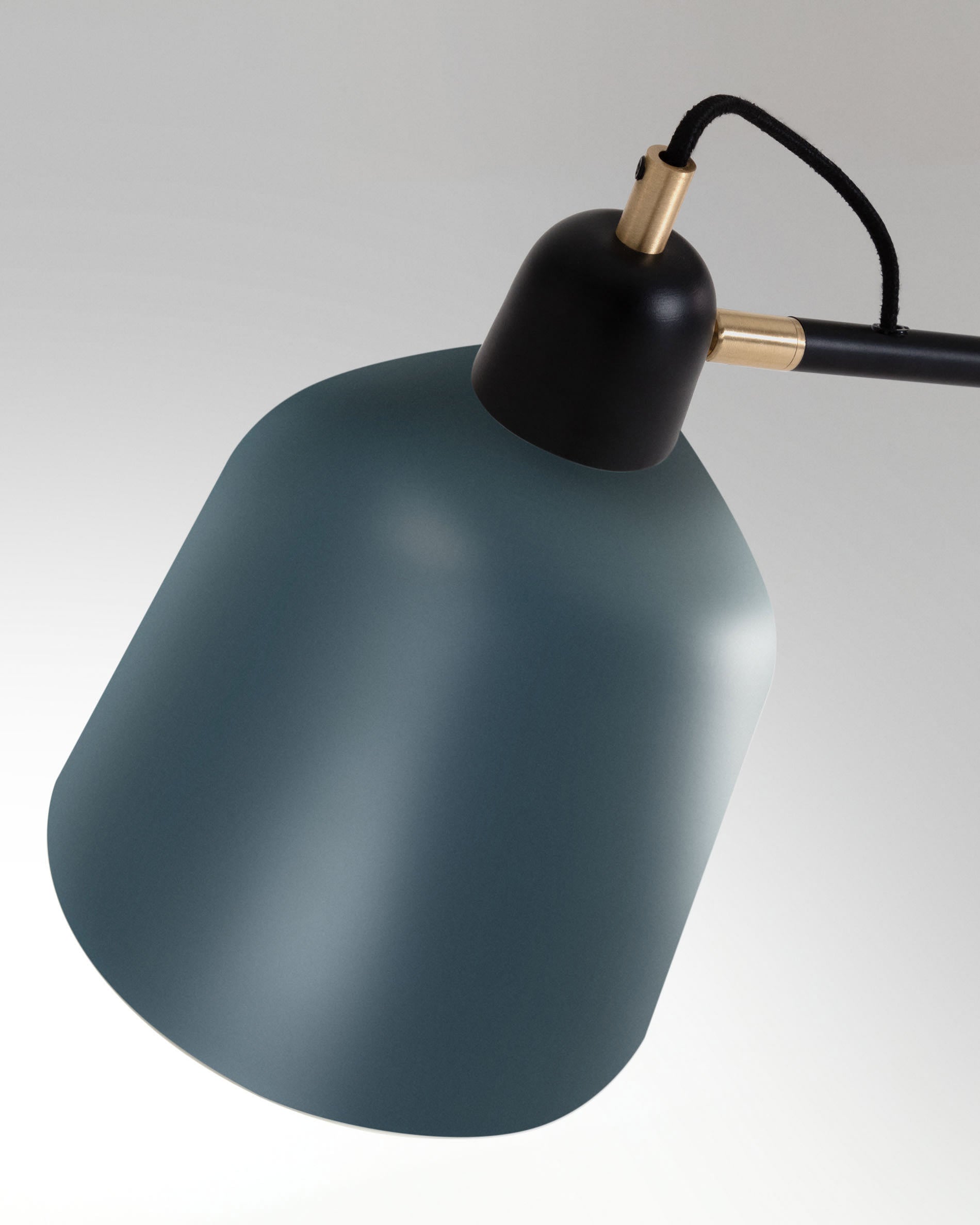 Olimpia Stehlampe in Blau präsentiert im Onlineshop von KAQTU Design AG. Stehleuchte ist von Kave Home