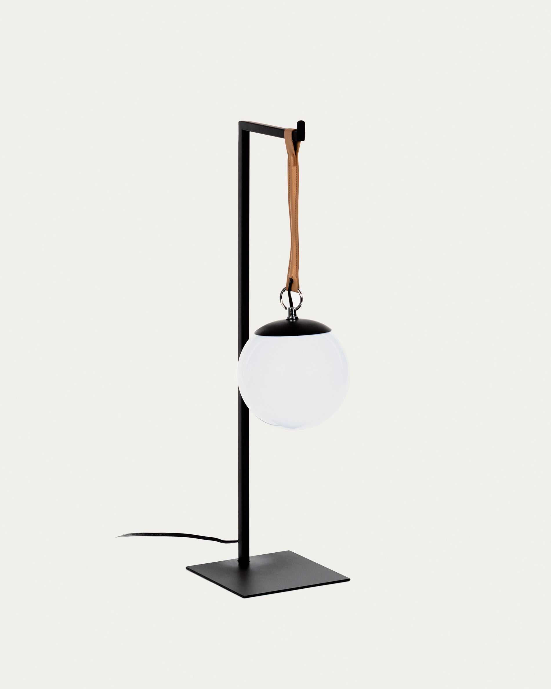 Monteiro Tischlampe in Schwarz präsentiert im Onlineshop von KAQTU Design AG. Tischleuchte ist von Kave Home