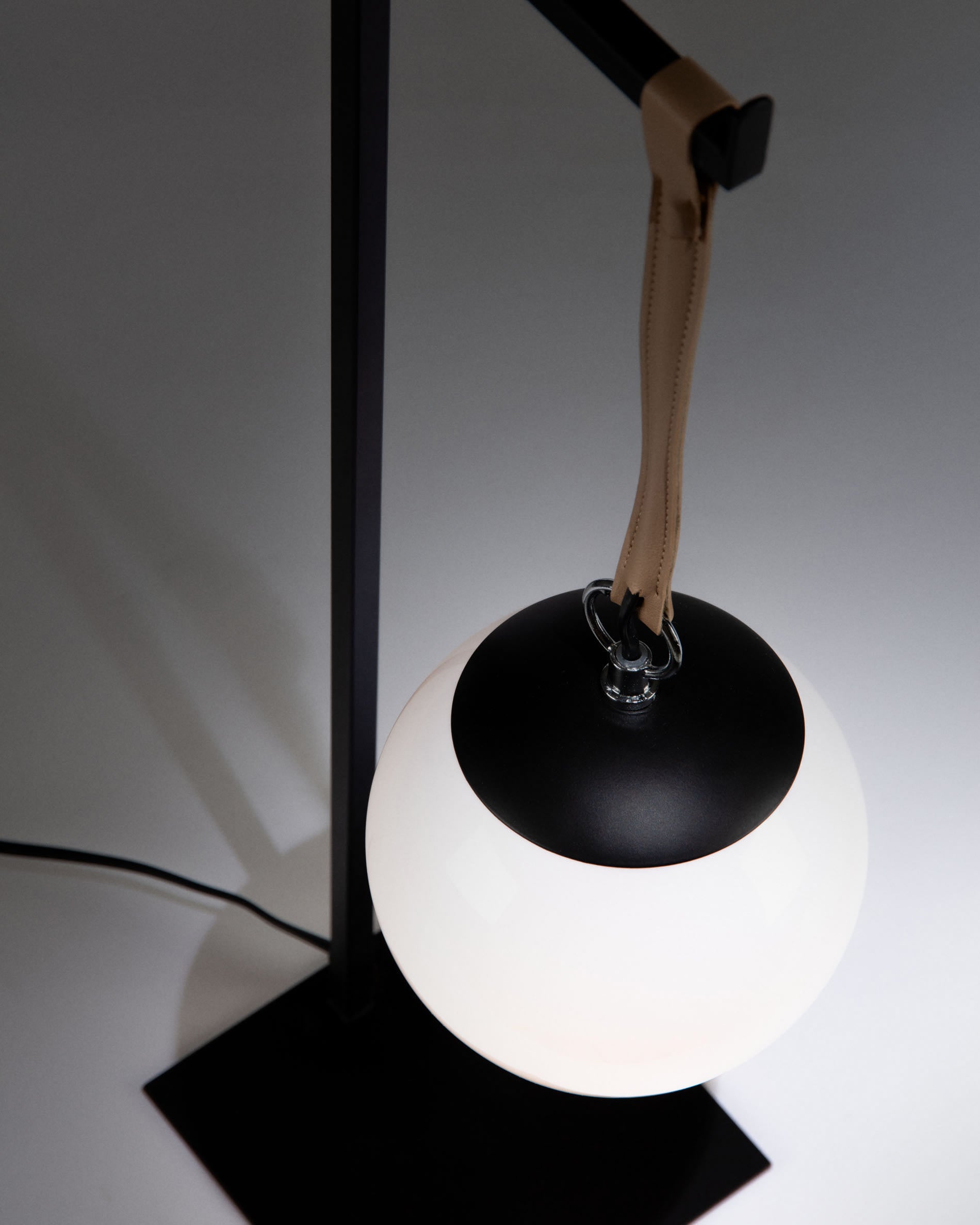 Monteiro Tischlampe in Schwarz präsentiert im Onlineshop von KAQTU Design AG. Tischleuchte ist von Kave Home