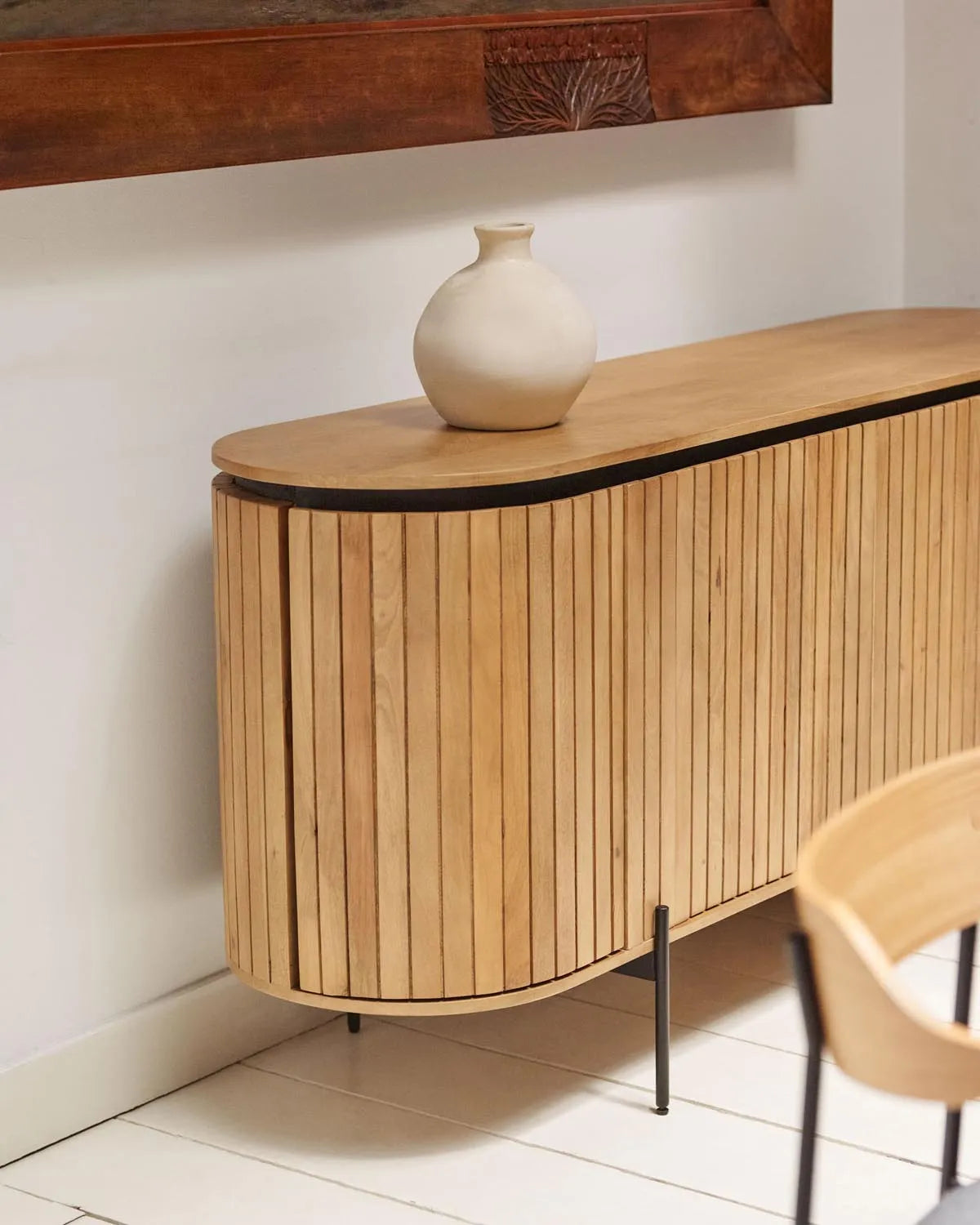 Licia Sideboard: Massives Mangoholz trifft auf modernes Design.