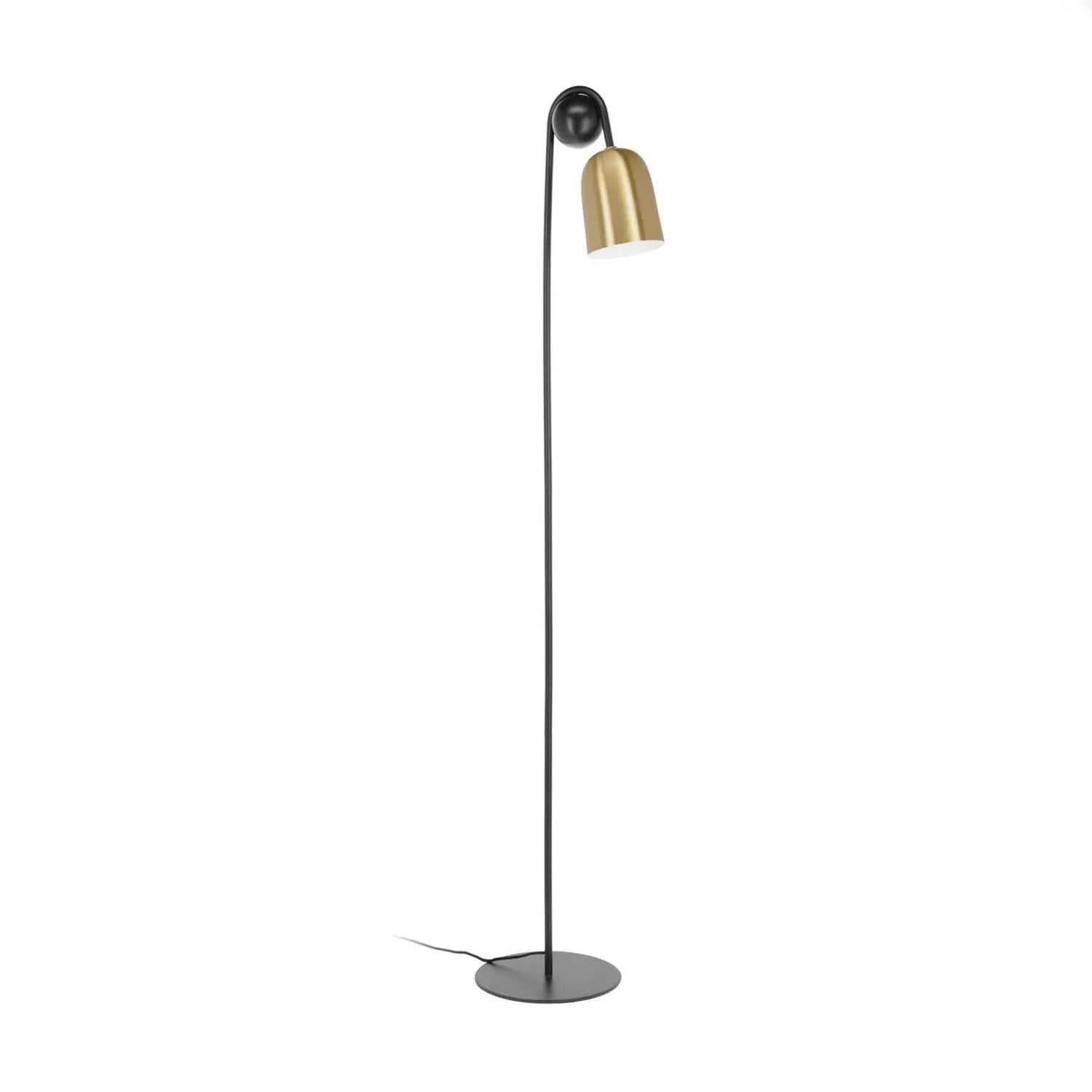 Die Natsumi Stehlampe von Kave Home vereint modernes Design mit Vintage-Charme, robustem Eisen, edlem Messing und einem eleganten Marmorfuss.