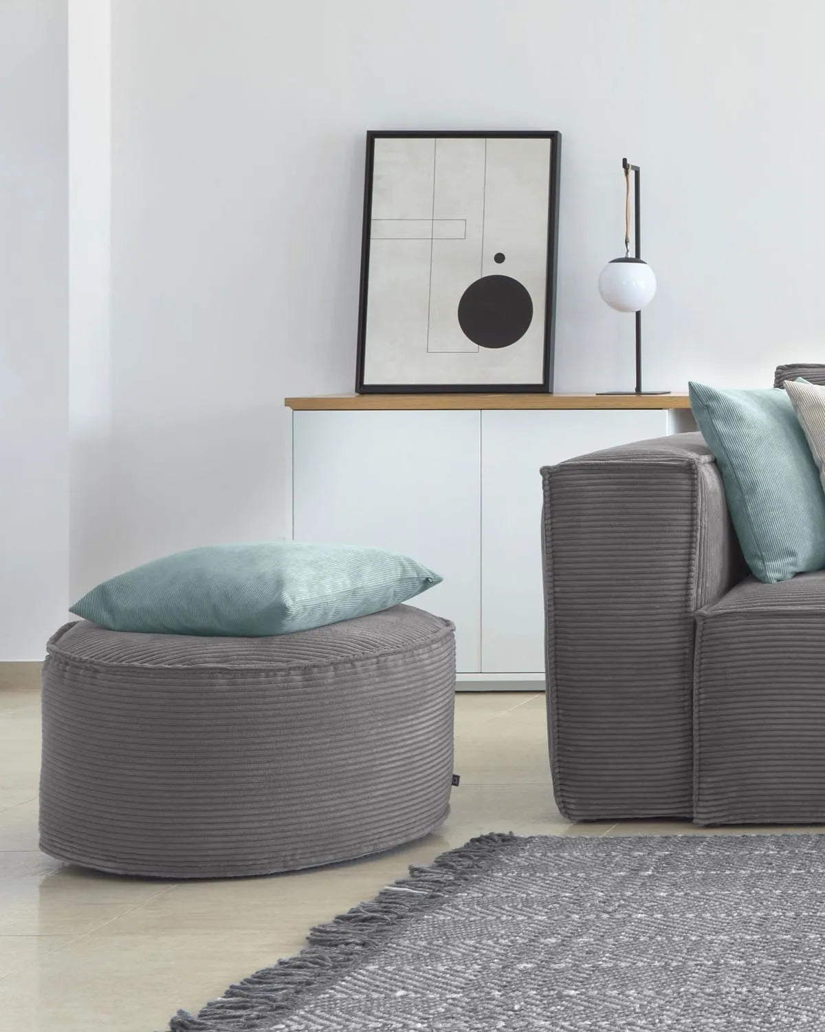 Wilma großer Pouf breiter Cord grau Ø 70 cm in Grau präsentiert im Onlineshop von KAQTU Design AG. Pouf ist von Kave Home