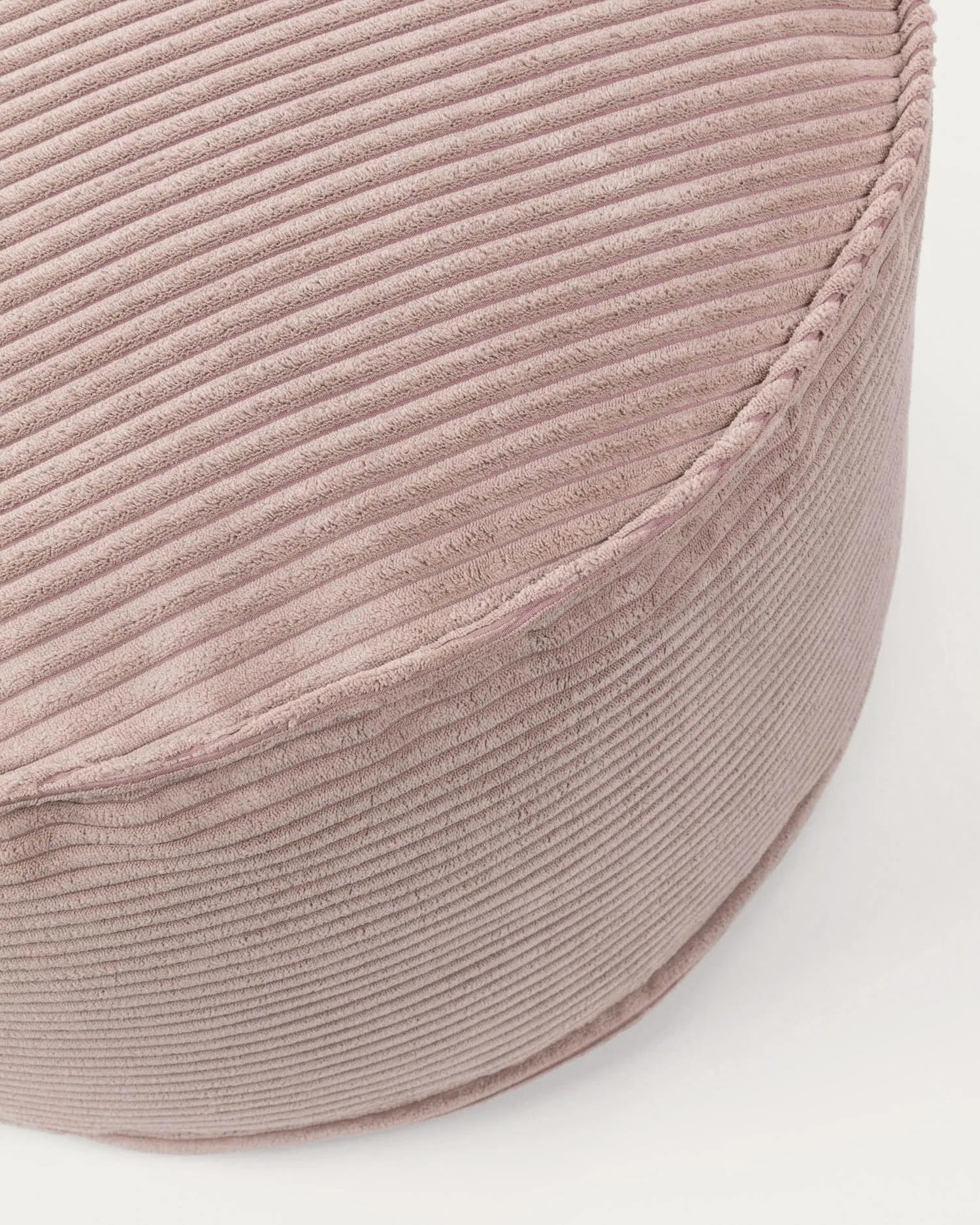 Ein stilvoller rosa Cord-Pouf, Ø 70 cm, der Retro-Charme und moderne Eleganz vereint. Vielseitig und komfortabel.