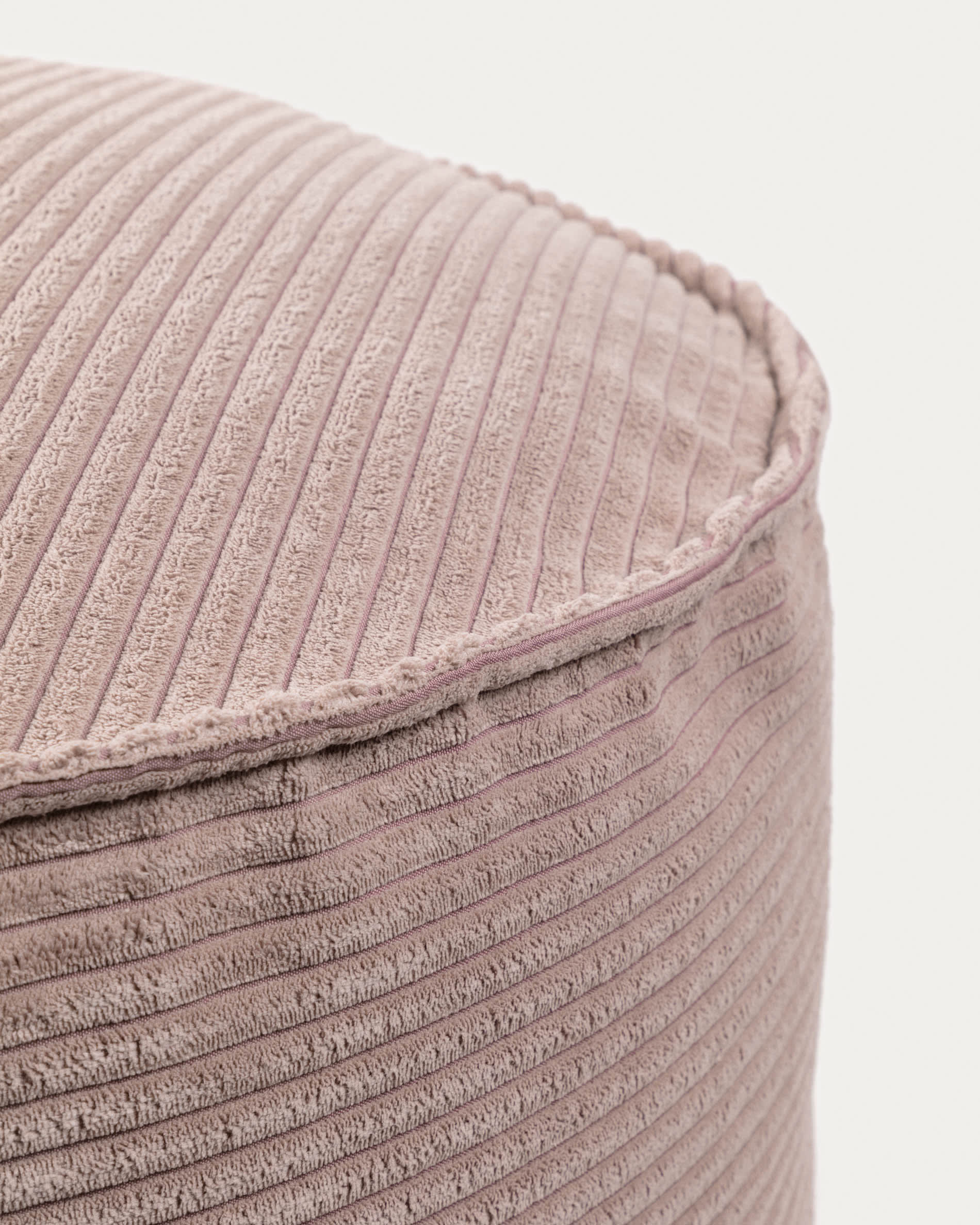 Wilma grosser Pouf breiter Cord rosa Ø 70 cm in Rosa präsentiert im Onlineshop von KAQTU Design AG. Pouf ist von Kave Home