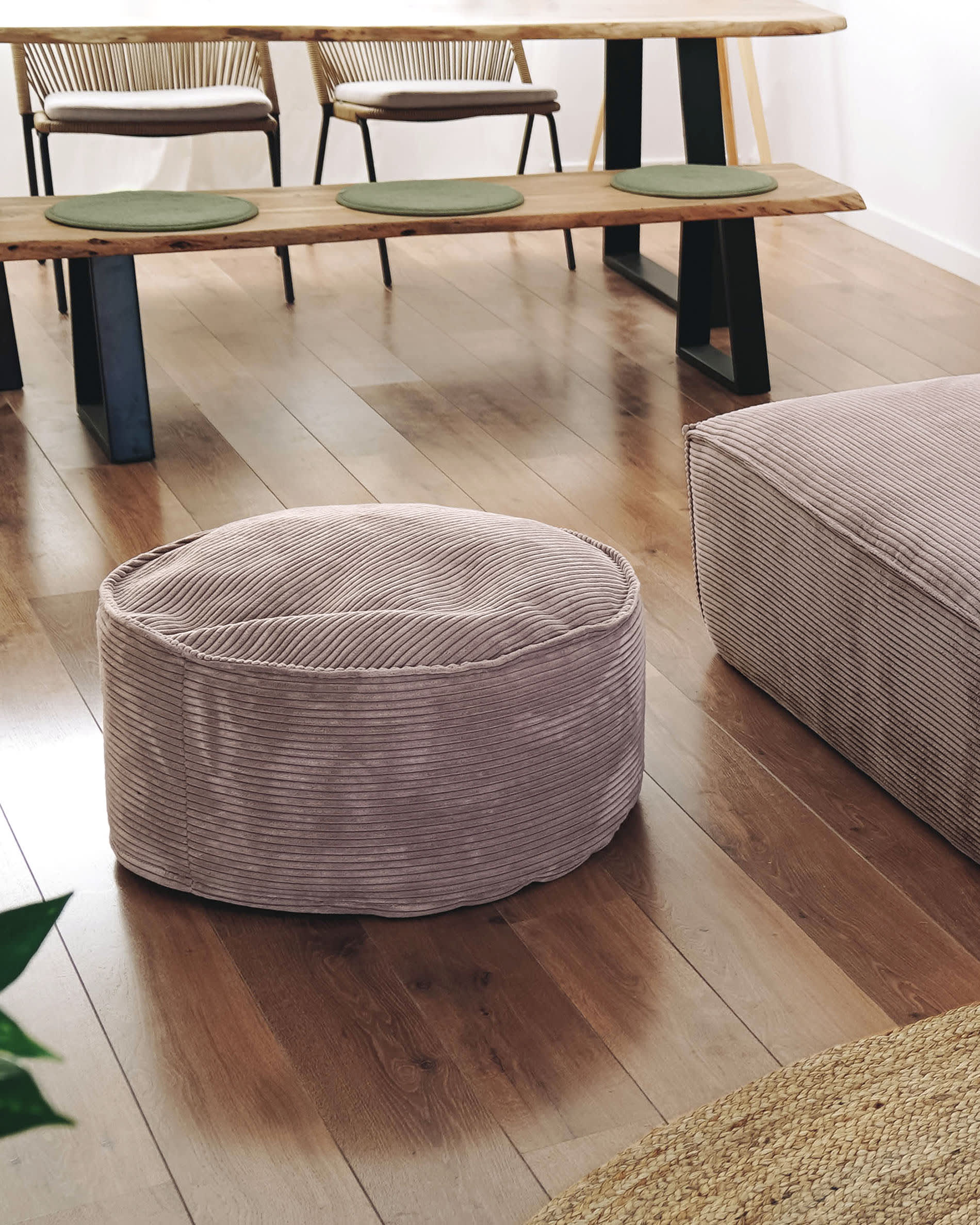 Wilma grosser Pouf breiter Cord rosa Ø 70 cm in Rosa präsentiert im Onlineshop von KAQTU Design AG. Pouf ist von Kave Home