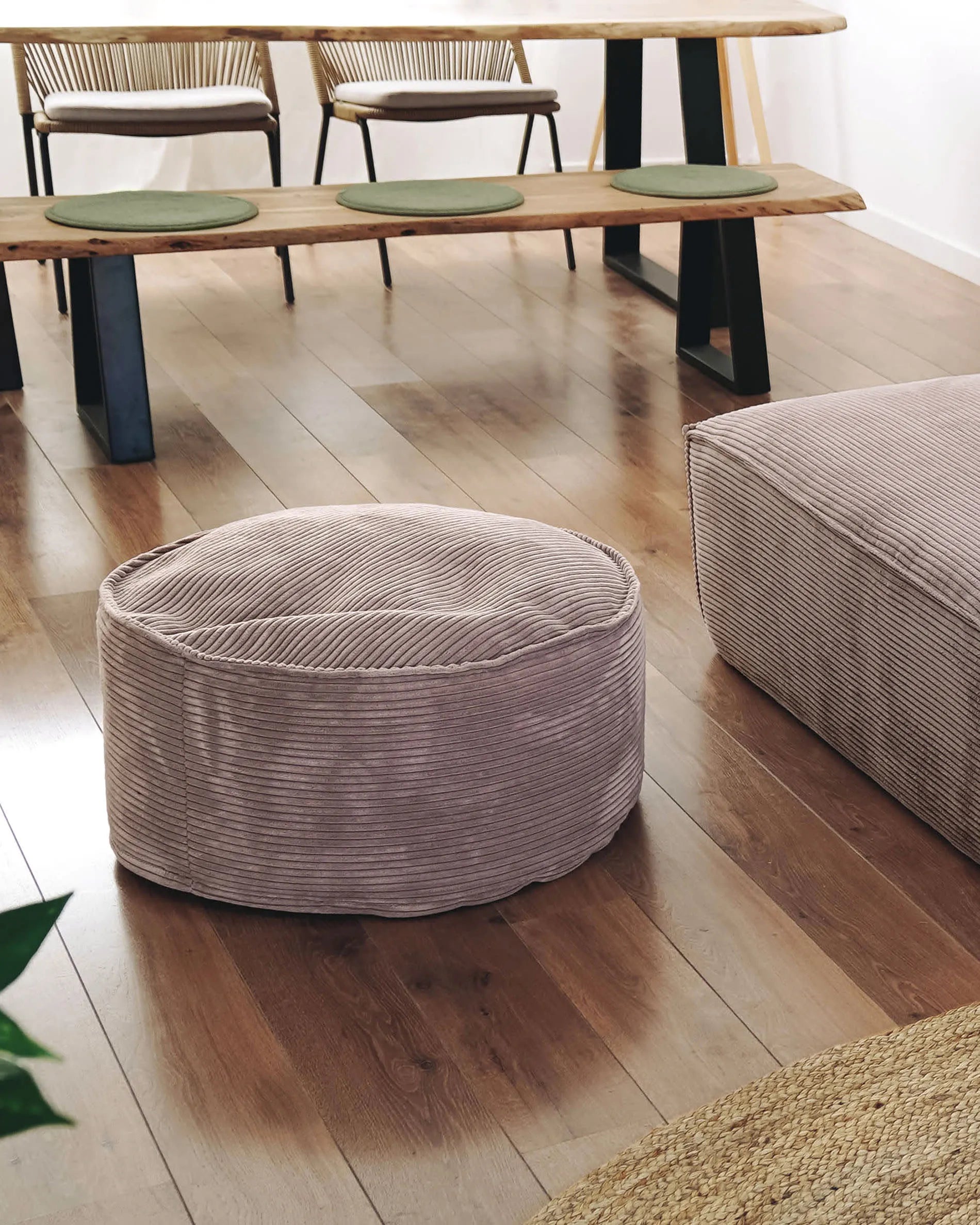 Ein stilvoller rosa Cord-Pouf, Ø 70 cm, der Retro-Charme und moderne Eleganz vereint. Vielseitig und komfortabel.