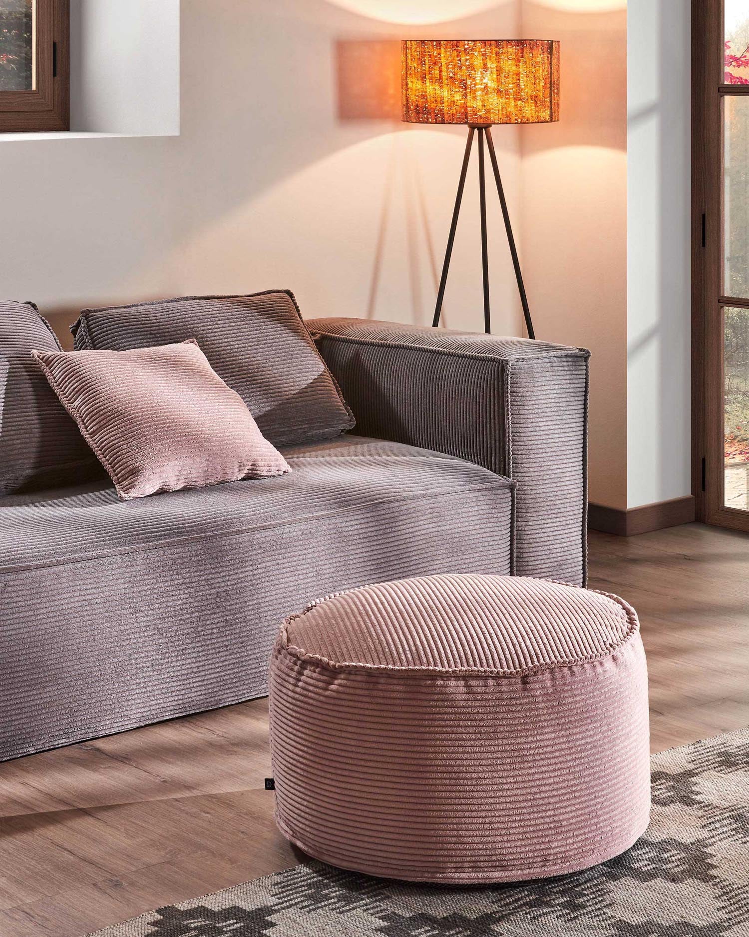 Wilma grosser Pouf breiter Cord rosa Ø 70 cm in Rosa präsentiert im Onlineshop von KAQTU Design AG. Pouf ist von Kave Home