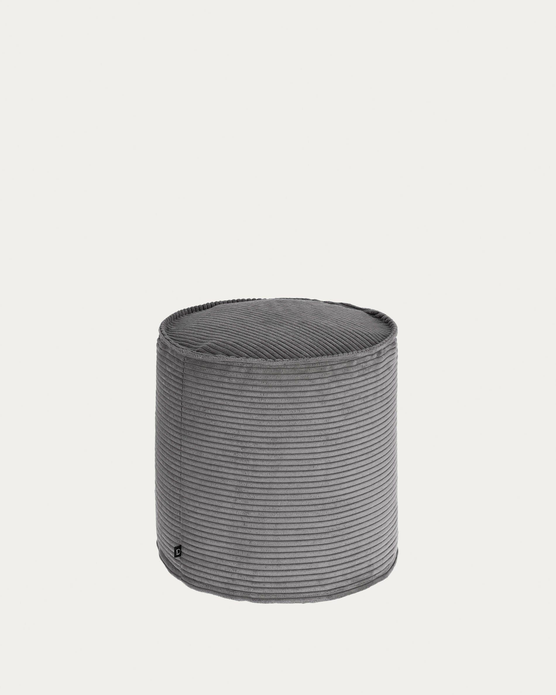 Wilma kleiner Pouf breiter Cord grau Ø 40 cm in Grau präsentiert im Onlineshop von KAQTU Design AG. Pouf ist von Kave Home