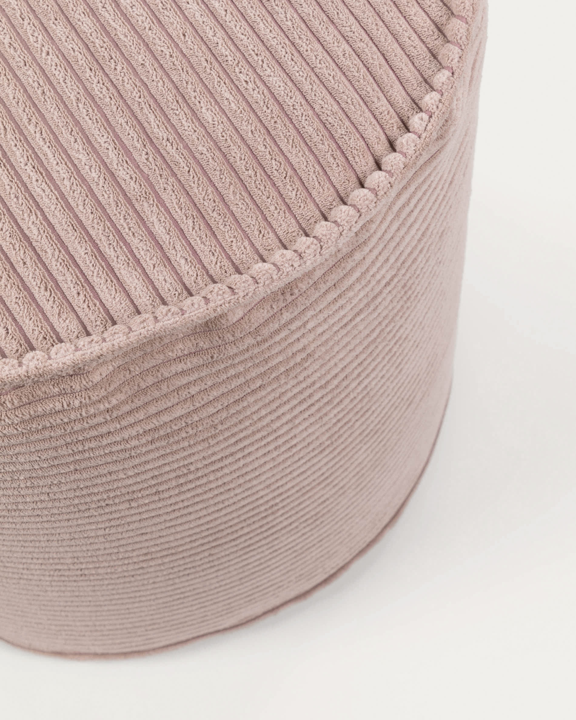 Wilma kleiner Pouf breiter Cord rosa Ø 40 cm in Rosa präsentiert im Onlineshop von KAQTU Design AG. Pouf ist von Kave Home