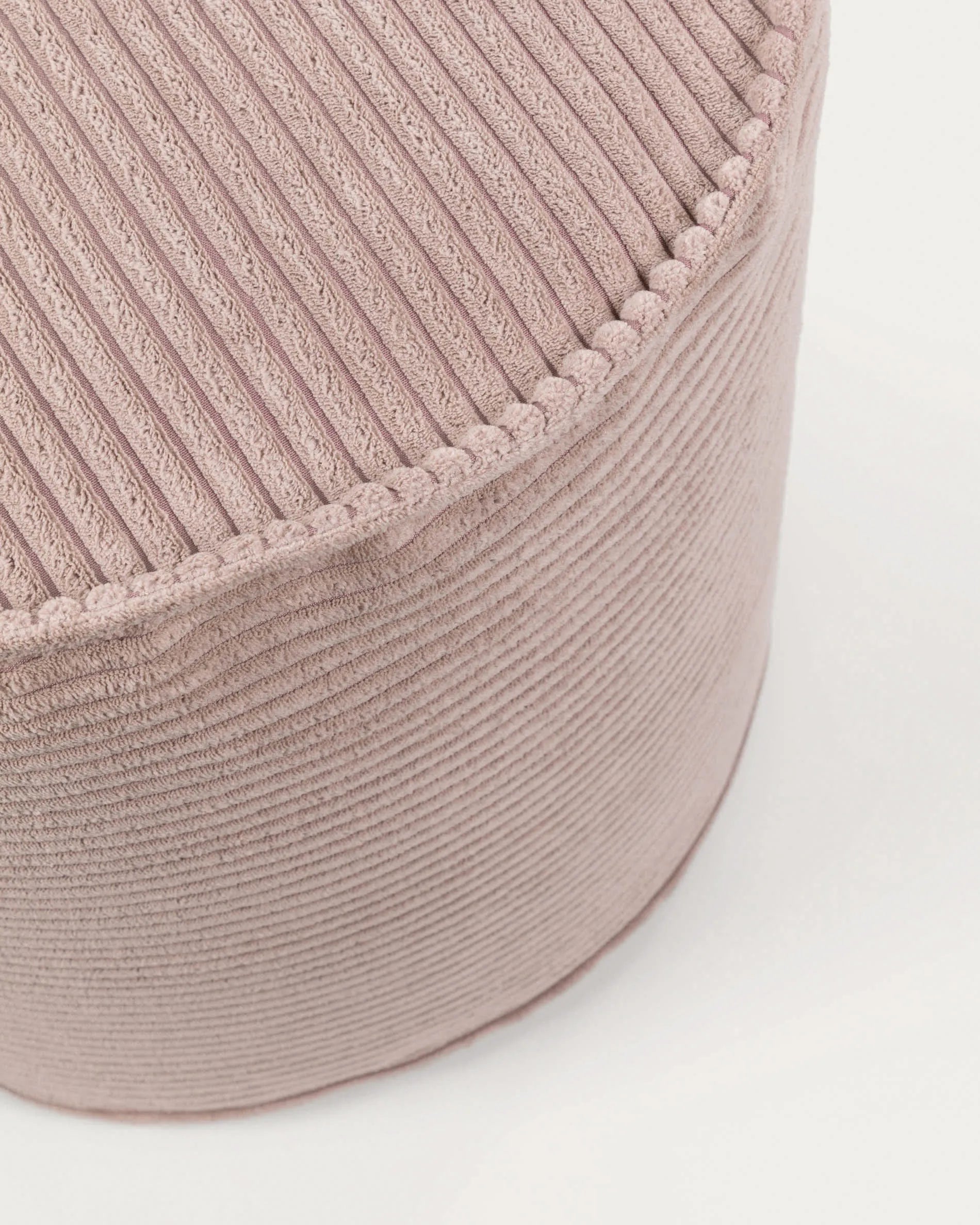 Eleganter Pouf in zartem Rosa, aus weichem Cordstoff, vielseitig einsetzbar als Sitzgelegenheit oder Fußstütze.