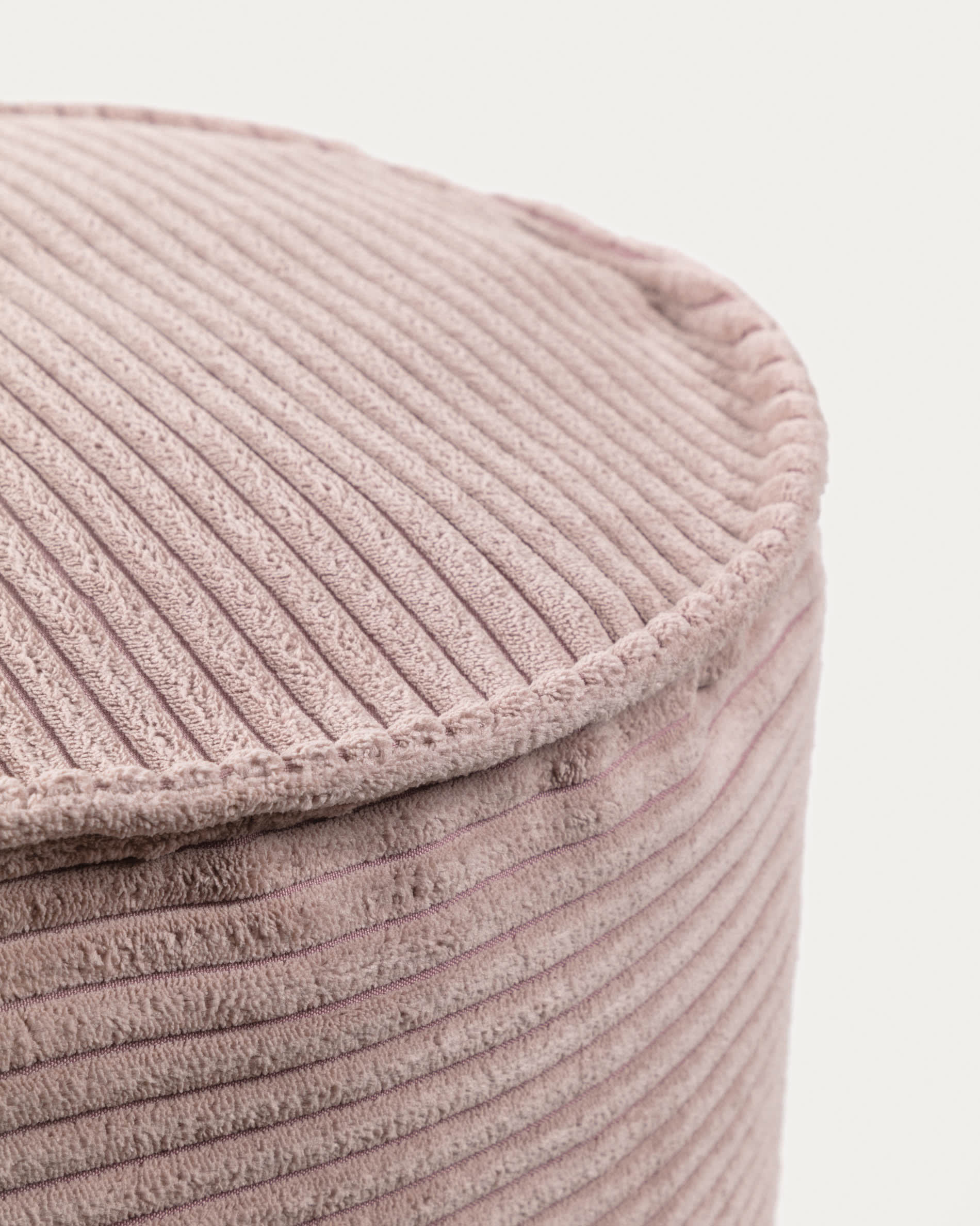 Wilma kleiner Pouf breiter Cord rosa Ø 40 cm in Rosa präsentiert im Onlineshop von KAQTU Design AG. Pouf ist von Kave Home