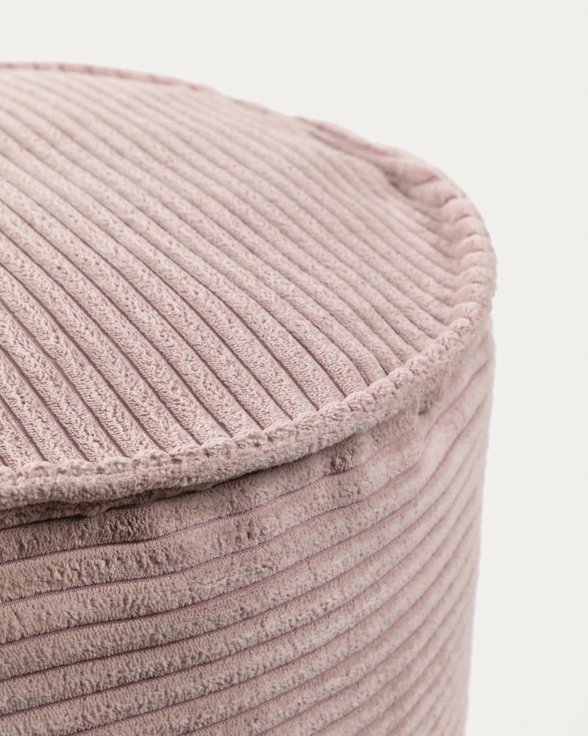 Eleganter Pouf in zartem Rosa, aus weichem Cordstoff, vielseitig einsetzbar als Sitzgelegenheit oder Fußstütze.