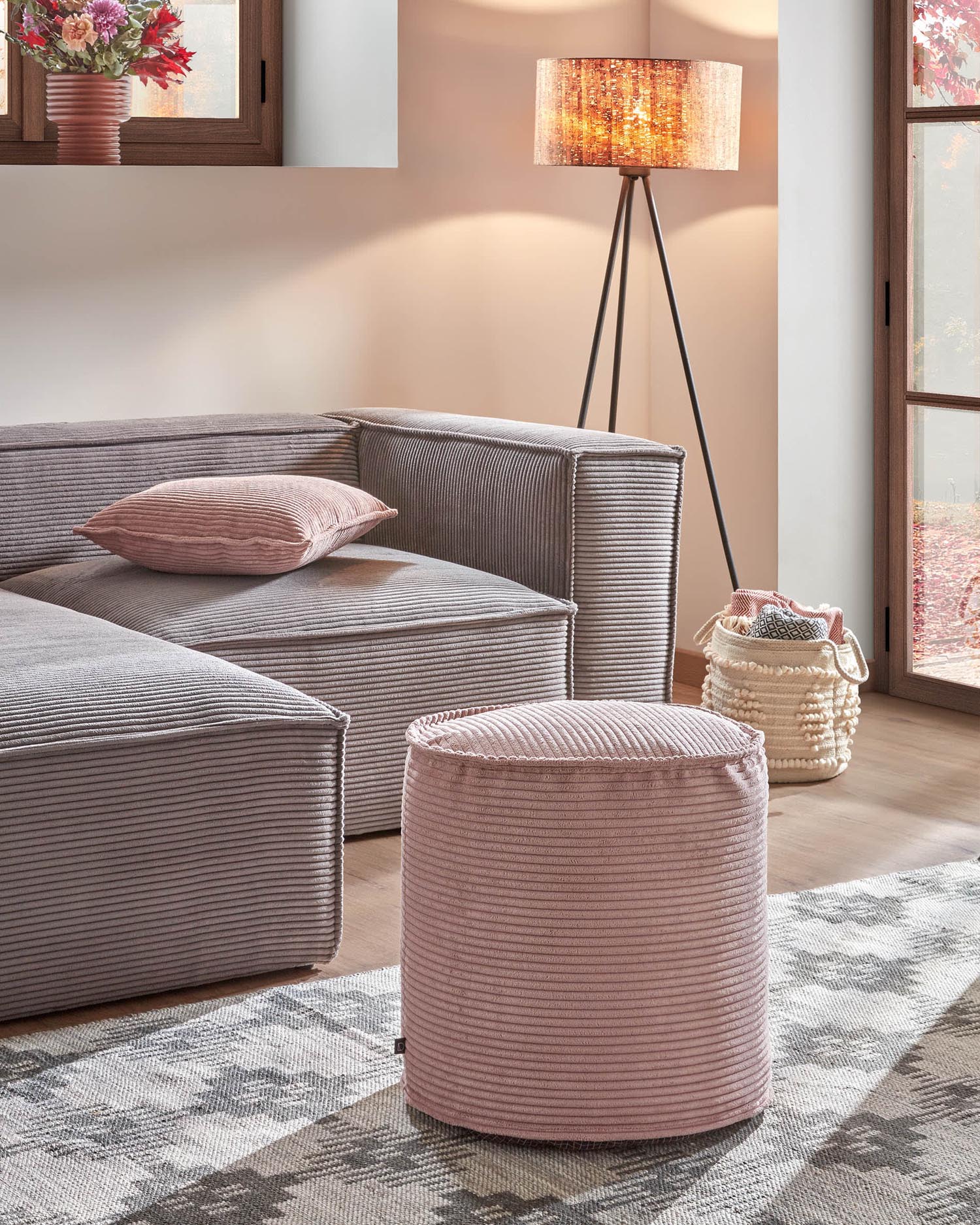 Wilma kleiner Pouf breiter Cord rosa Ø 40 cm in Rosa präsentiert im Onlineshop von KAQTU Design AG. Pouf ist von Kave Home