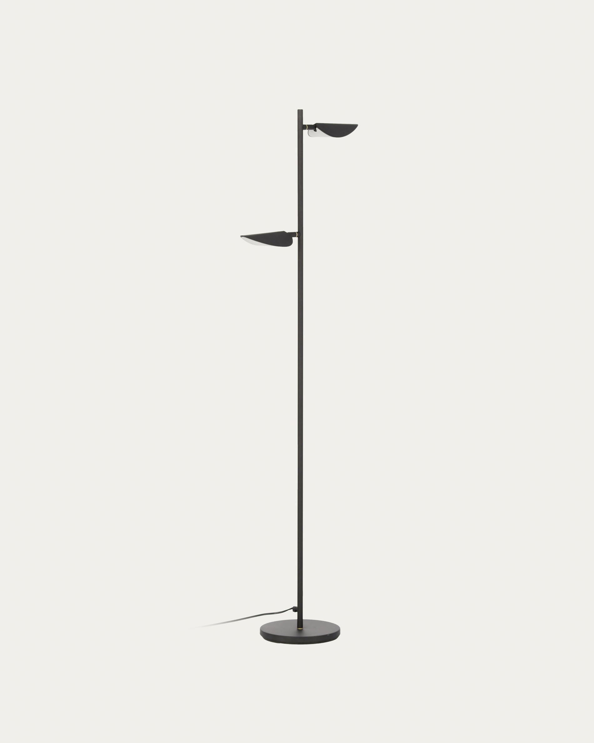 Veleira Stehlampe in Schwarz präsentiert im Onlineshop von KAQTU Design AG. Stehleuchte ist von Kave Home