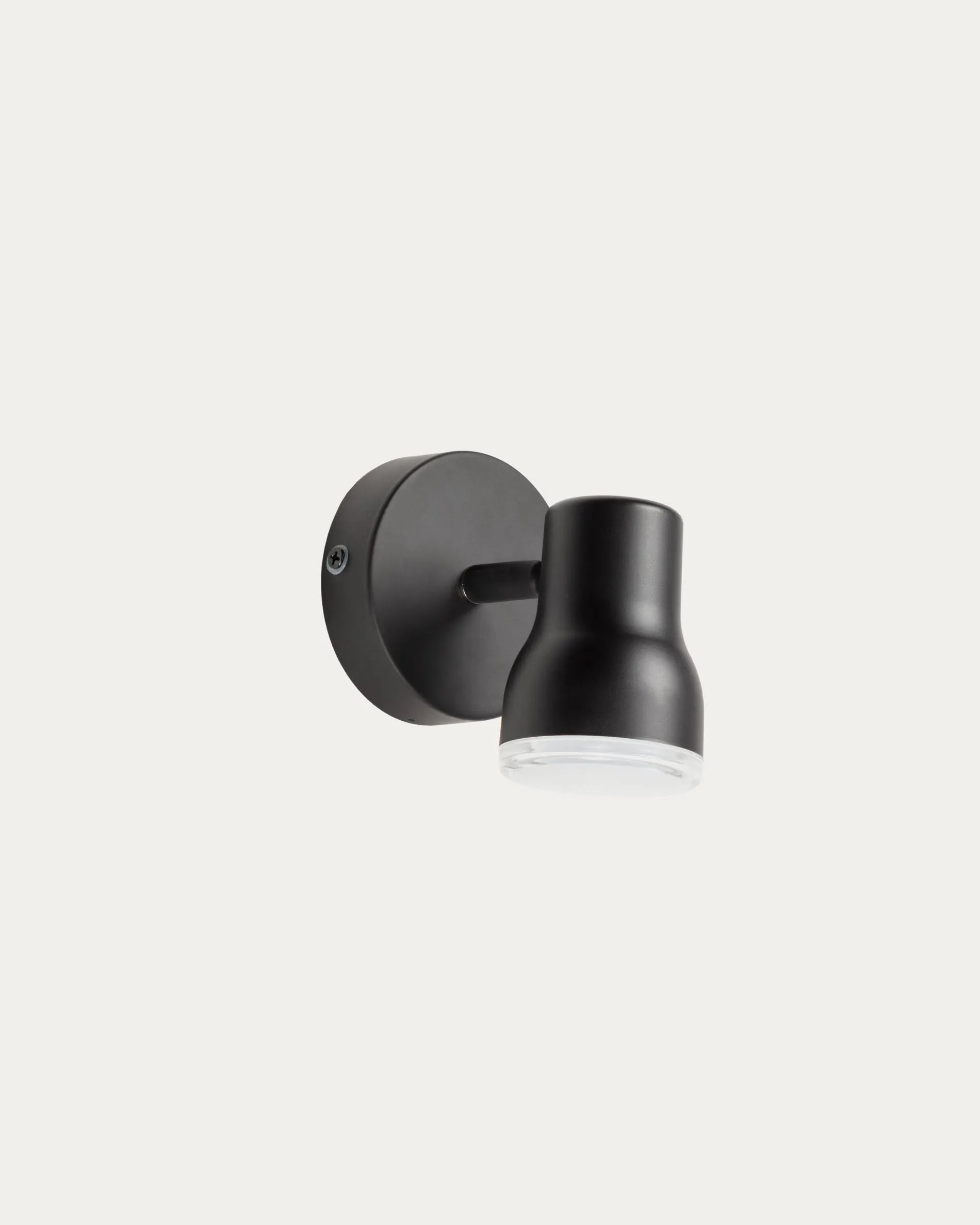 Die Tehila Wandlampe in Schwarz von Kave Home vereint modernes Design mit natürlichem Charme und bietet vielseitige Einsatzmöglichkeiten.