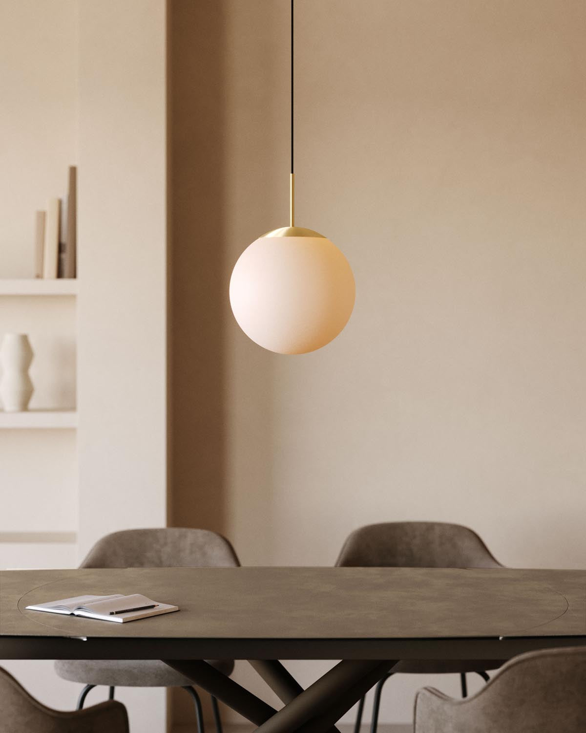 Mahala Deckenlampe aus Stahl und mattiertem Glas in Gold präsentiert im Onlineshop von KAQTU Design AG. Deckenleuchte ist von Kave Home