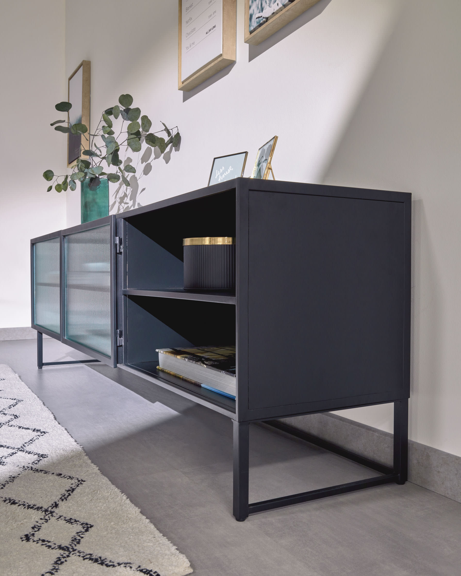 Trixie TV-Schrank 2 Türen aus Stahl mit schwarzem Finish 180 x 58 cm in Schwarz präsentiert im Onlineshop von KAQTU Design AG. Sideboard ist von Kave Home