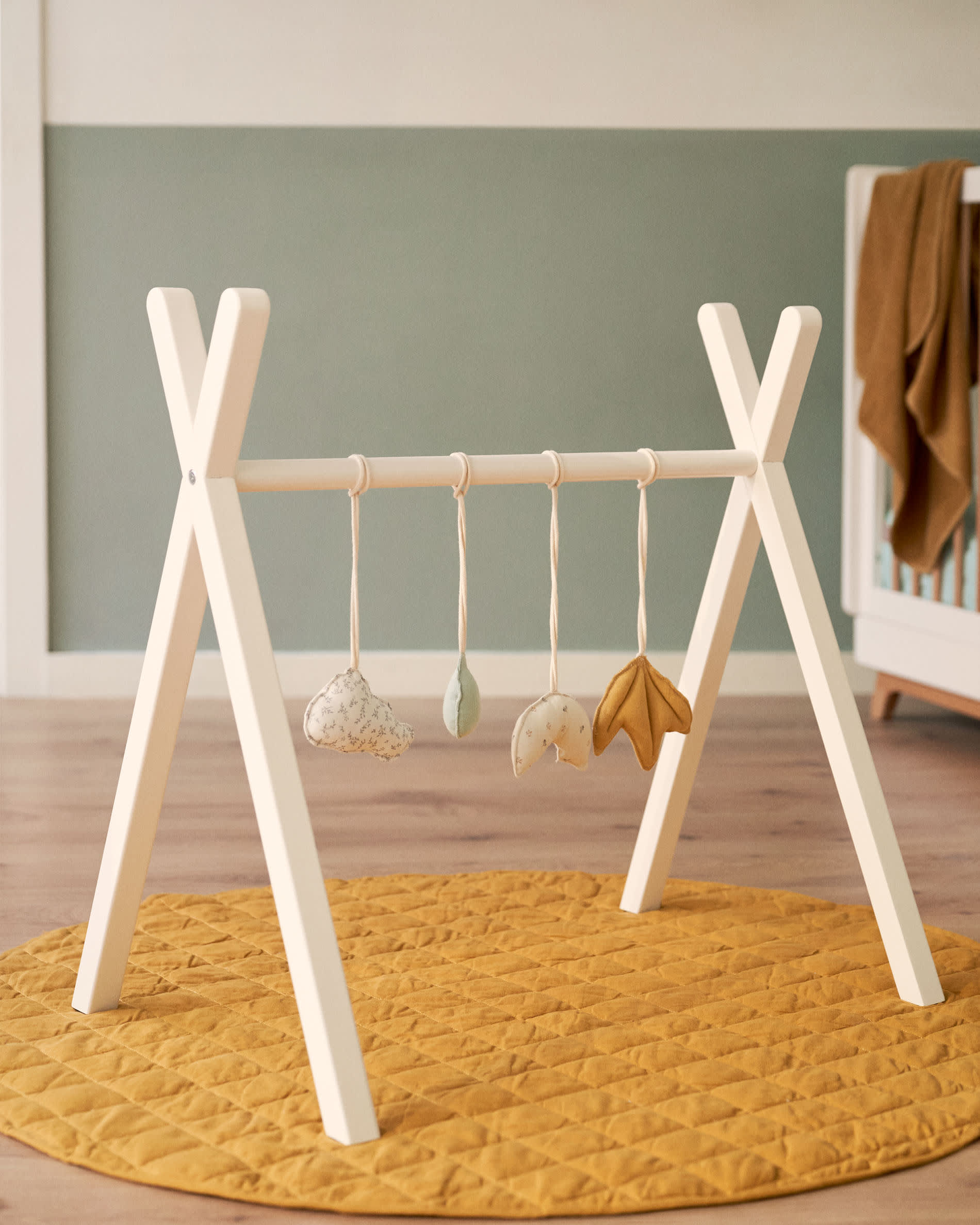 Maralis Tipi-Babytrainer aus massiver Buche mit weissem Finish in Weiß präsentiert im Onlineshop von KAQTU Design AG. Spiele Kids ist von Kave Home