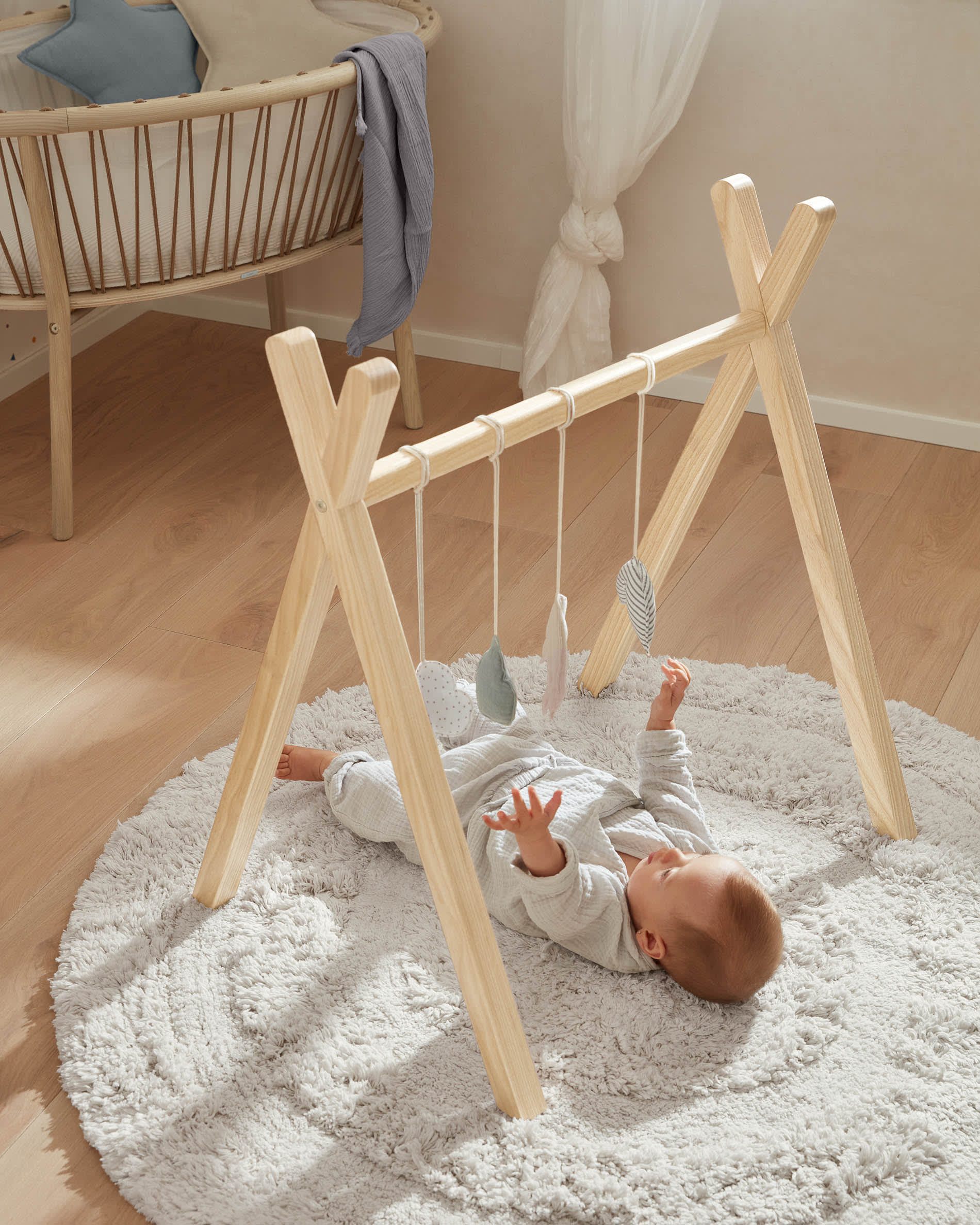 Babytrainer Tipi Maralis massives Buchenholz in Braun präsentiert im Onlineshop von KAQTU Design AG. Spiele Kids ist von Kave Home