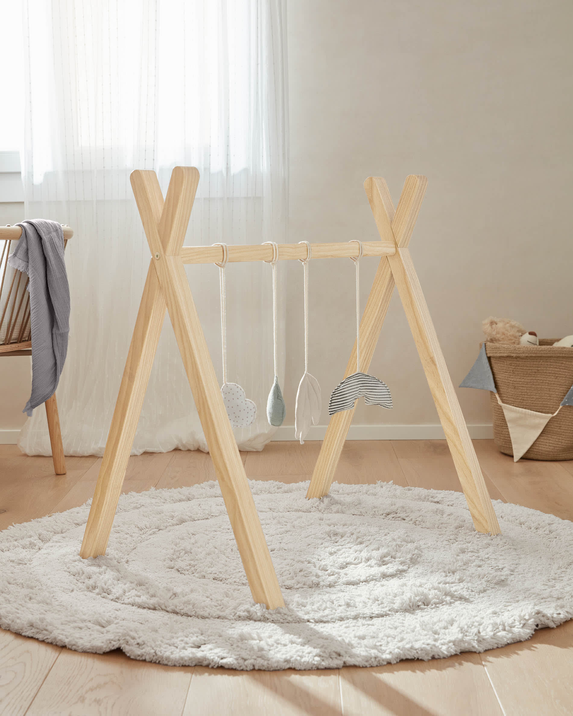 Babytrainer Tipi Maralis massives Buchenholz in Braun präsentiert im Onlineshop von KAQTU Design AG. Spiele Kids ist von Kave Home